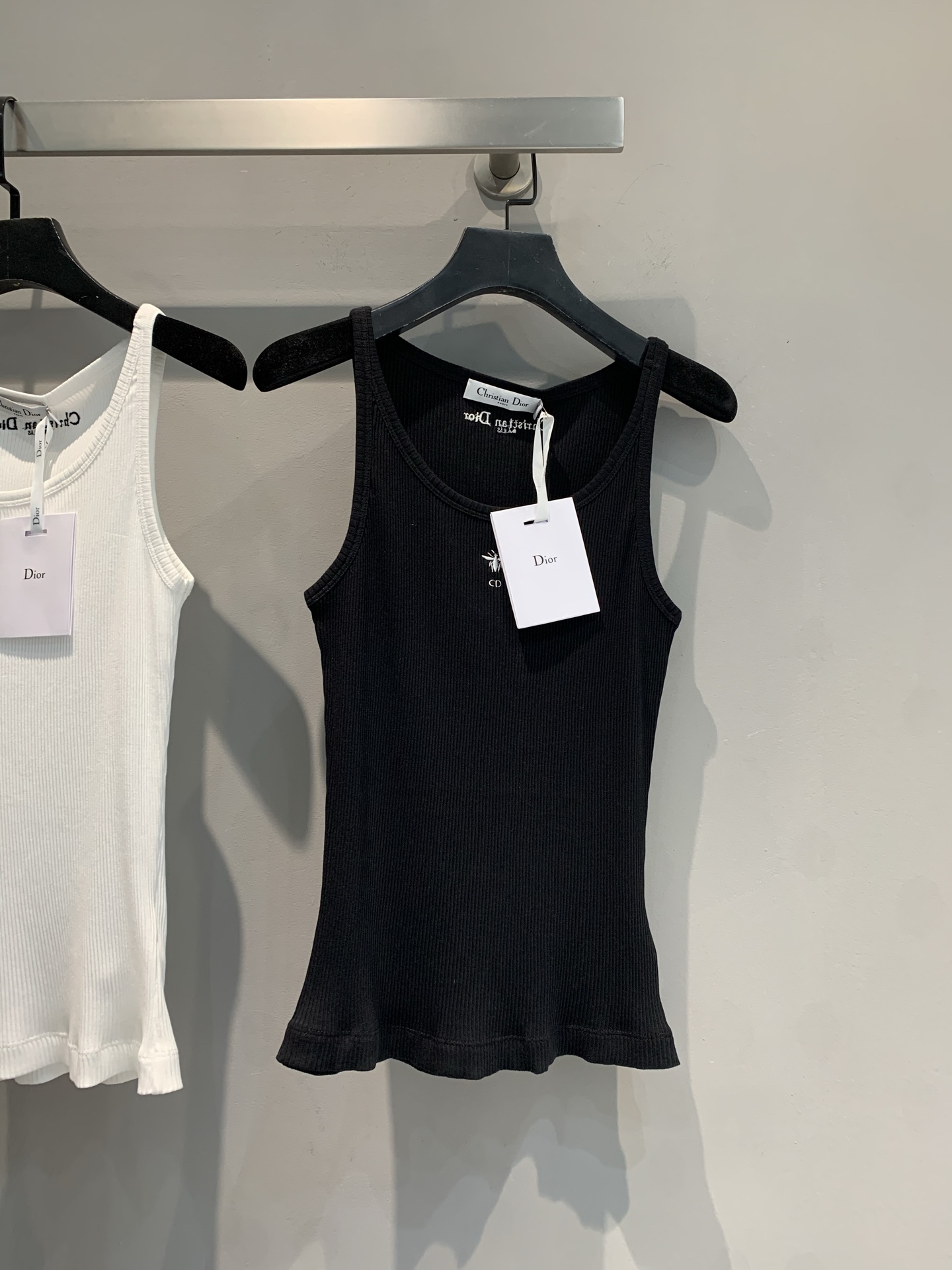 NO:410992,New model is shipped. Original development CD2025 spring and summer new bee embroidered alphabet knitted vest. Ribbed material, fits the curve, outlines charming body lines, bee letter embroidery, showing exquisite craftsmanship in the subtle areas. Simple sleeveless design, adapted to diverse dressing scenes, single wear releases casual attitude, layering unlocks a sense of layering. The neckline is exquisitely marked, low-key tells the luxury brand style. A vest opens a new chapter in summer fashion, making you elegant and outstanding at all times. Number of codes 36 38 40,,alexander wang19860909新款出货啦 原版开发 CD2025春夏新款蜜蜂刺绣字母针织背心.罗纹材质,贴合曲线,勾勒出迷人身体线条,蜜蜂字母刺绣,于细微处彰显精湛工艺.简约无袖设计,适配多元穿搭场景,单穿释放随性态度,叠搭解锁层次感.领口精致标识,低调诉说奢牌格调.一件背心,开启夏日时尚新篇,让你时刻优雅出众.码数36 38 40,,alexander wang,Women's clothing