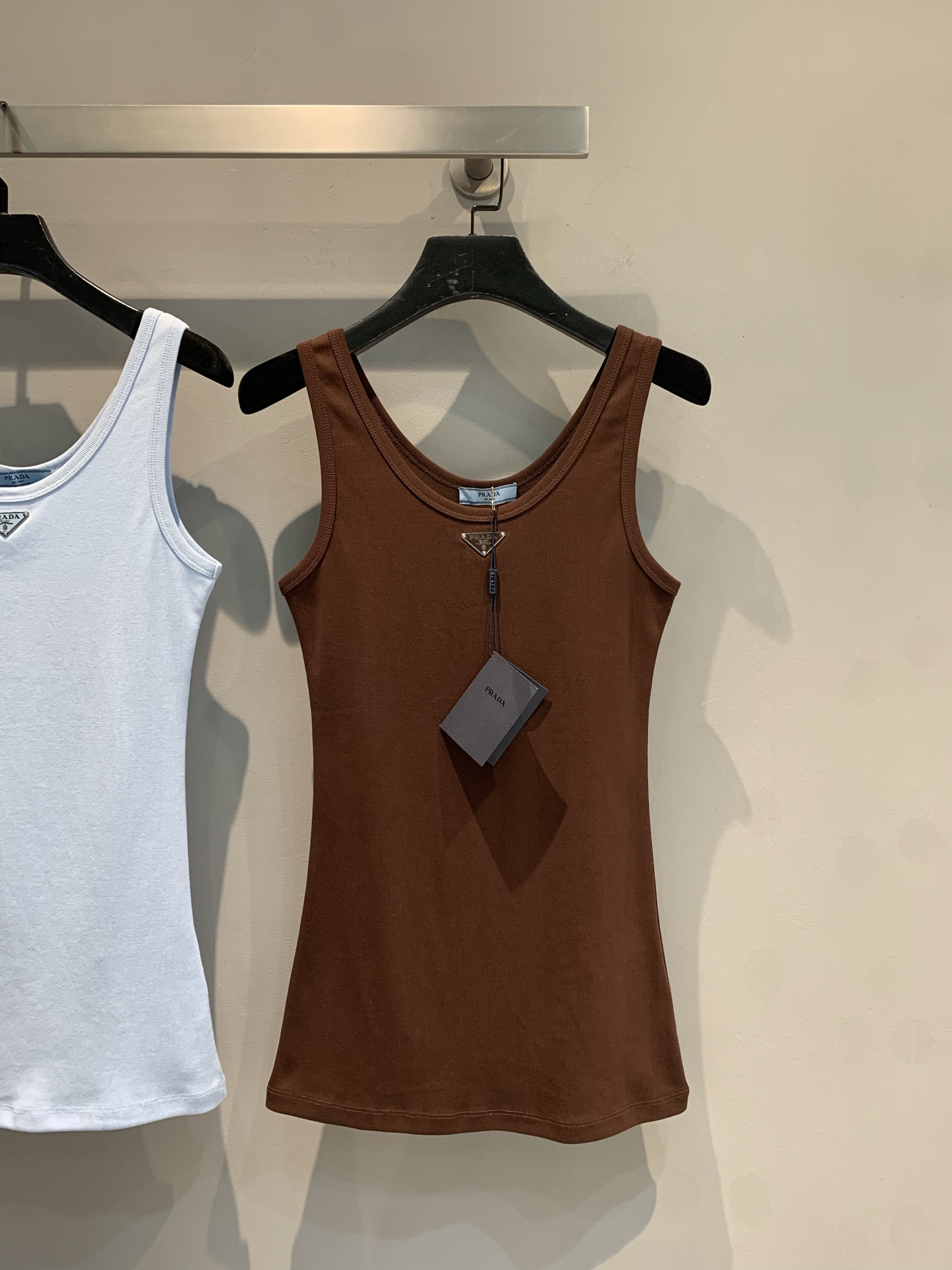 NO:410946,The new model is shipped. Prad*2025 spring and summer new triangle long vest, imported high-tech breathable fabric. The smooth lines fit the body, outline the graceful figure, and the iconic triangle logo are exquisitely embellished, which is a symbol of luxury and quality. The versatile style, whether it is matched with denim shorts to release casual vitality or exterior suits to show a capable aura, can be easily controlled, helping you become the focus of fashion in summer. SML, prada, shorts, business suit, alexander wang19860909新款出货啦 Prad*2025春夏新款三角标长款背心,进口高科技透气面料.流畅线条贴合身形,勾勒曼妙身姿,标志性三角徽标精致点缀,是奢华与品质的象征.百搭款式,无论是搭配牛仔短裤释放休闲活力,还是外搭西装彰显干练气场,都能轻松驾驭,助你在夏日成为时尚焦点.码数SML,,prada,shorts,business suit,alexander wang,Women's clothing