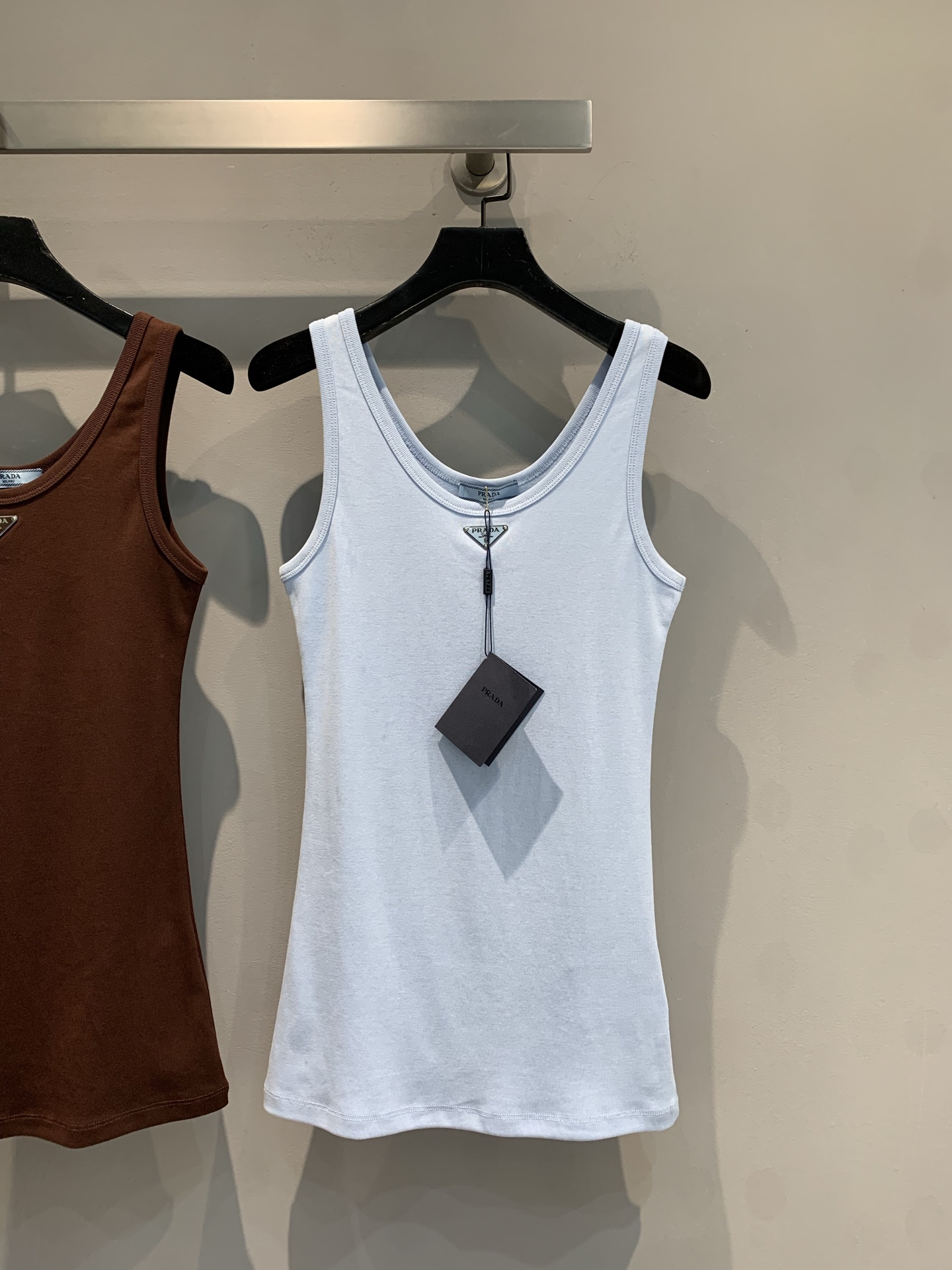 NO:410932,The new model is shipped. Prad*2025 spring and summer new triangle long vest, imported high-tech breathable fabric. The smooth lines fit the body, outline the graceful figure, and the iconic triangle logo are exquisitely embellished, which is a symbol of luxury and quality. The versatile style, whether it is matched with denim shorts to release casual vitality or exterior suits to show a capable aura, can be easily controlled, helping you become the focus of fashion in summer. SML, prada, shorts, business suit, alexander wang19860909新款出货啦 Prad*2025春夏新款三角标长款背心,进口高科技透气面料.流畅线条贴合身形,勾勒曼妙身姿,标志性三角徽标精致点缀,是奢华与品质的象征.百搭款式,无论是搭配牛仔短裤释放休闲活力,还是外搭西装彰显干练气场,都能轻松驾驭,助你在夏日成为时尚焦点.码数SML,,prada,shorts,business suit,alexander wang,Women's clothing