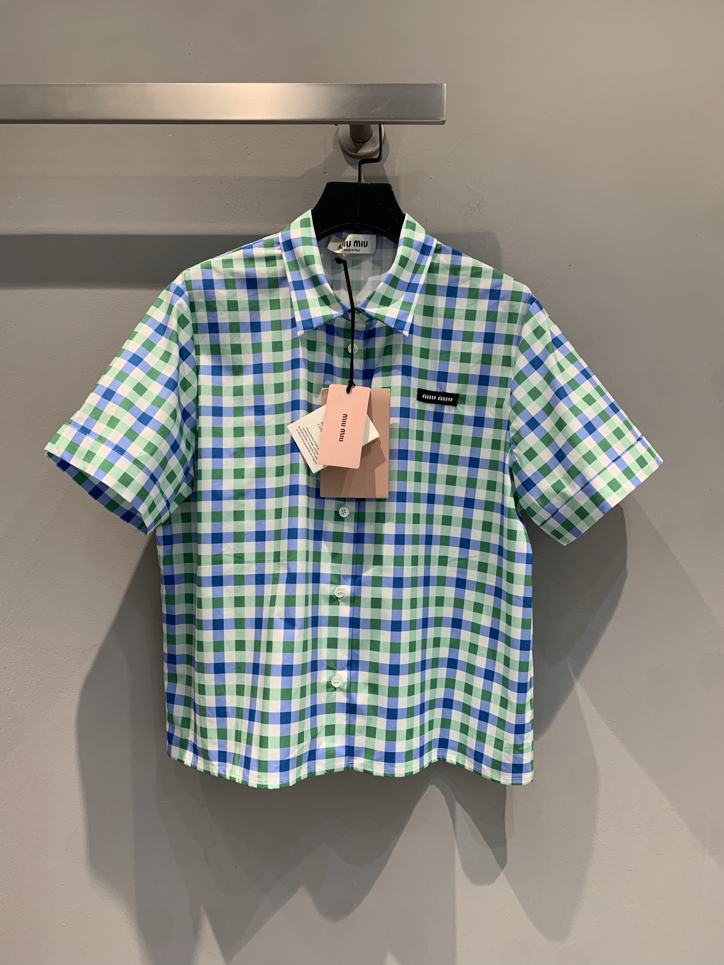 NO:410964,The new model is shipped. Original development vMiumi*2025 spring and summer new black plaid short-sleeved shirt is made of imported 100% pure cotton fabric. It has high-quality texture and is skin-friendly and comfortable. The blue, green and white plaid intertwined, neat short-sleeved paired with exquisite small lapels to outline the graceful shoulder and neck lines. The simple style has its own loose atmosphere, which easily adapts to diverse styles. The body is exquisite brand logo, which shows the luxury style in a low-key manner. Whether you are strolling on the street or going to a party, it can make you the focus and unlock the exclusive summer fashion password. Code SML, miumiu, shirts, T-shirts, alexander wang19860909新款出货啦 原版开发vMiumi*2025春夏新款黑标格纹短袖衬衫.采用进口百分百纯棉面料.质感高级,亲肤舒适.蓝绿白三色格纹交织,利落短袖搭配精致小翻领,勾勒曼妙肩颈线条.简约版型自带松弛氛围,轻松适配多元风格.衣身精致品牌标识,低调彰显奢华格调.无论是漫步街头还是赴约聚会,它都能让你成为焦点,解锁专属夏日的时尚密码.码数SML,,miumiu,shirts,T-shirt,alexander wang,Women's clothing
