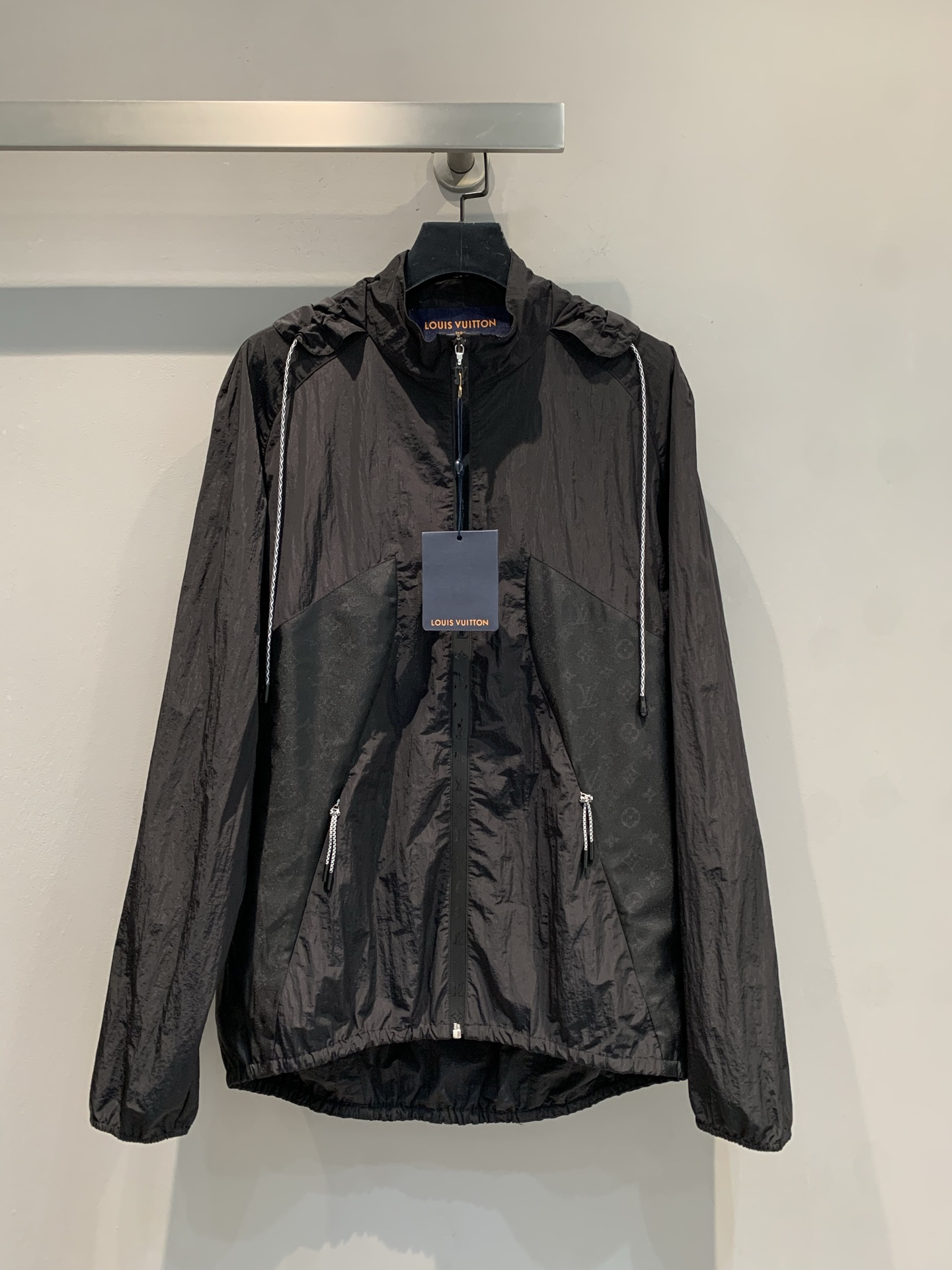 NO:410931,New model is shipped, original development Ljia 2025 spring and summer new old-fashioned dark pattern spliced ​​sunscreen hooded jacket. It uses imported recycled nylon fabric. It has high-quality texture and good breathability. It has a soft and skin-friendly touch, comfortable and stylish!  Classic black is calm and elegant, with a luxurious style in the low-key manner. The exquisite Monogram elements are low-key embellished to highlight the brand's heritage. The drawstring hooded design adds casualness and can adjust the exclusive style. The zippered pocket is practical and beautiful, making it convenient to store small objects. The high-quality fabric is windproof and lightweight. Whether you are strolling on the streets of the city or going to outdoor leisure, it can easily control it, show your unique style, and become the focus of fashion. The same model for men and women. SML, louis vuitton, hats, alexander wang19860909新款出货啦 原版开发 L家2025春夏新款老花暗纹拼接防晒连帽冲锋衣. 采用进口再生尼龙面料.质感高级,透气性佳. 触感柔软亲肤,舒适有型！经典黑色沉稳大气,低调间尽显奢华格调.精致Monogram元素低调点缀,彰显品牌底蕴.抽绳连帽设计增添随性感,可调节出专属风格.拉链口袋实用又美观,方便收纳小物.优质面料防风又轻便,无论是漫步都市街头,还是奔赴户外休闲时光,都能让你轻松驾驭,展现独特型格,成为时尚焦点.男女同款.码数SML,,louis vuitton,hats,alexander wang,Women's clothing