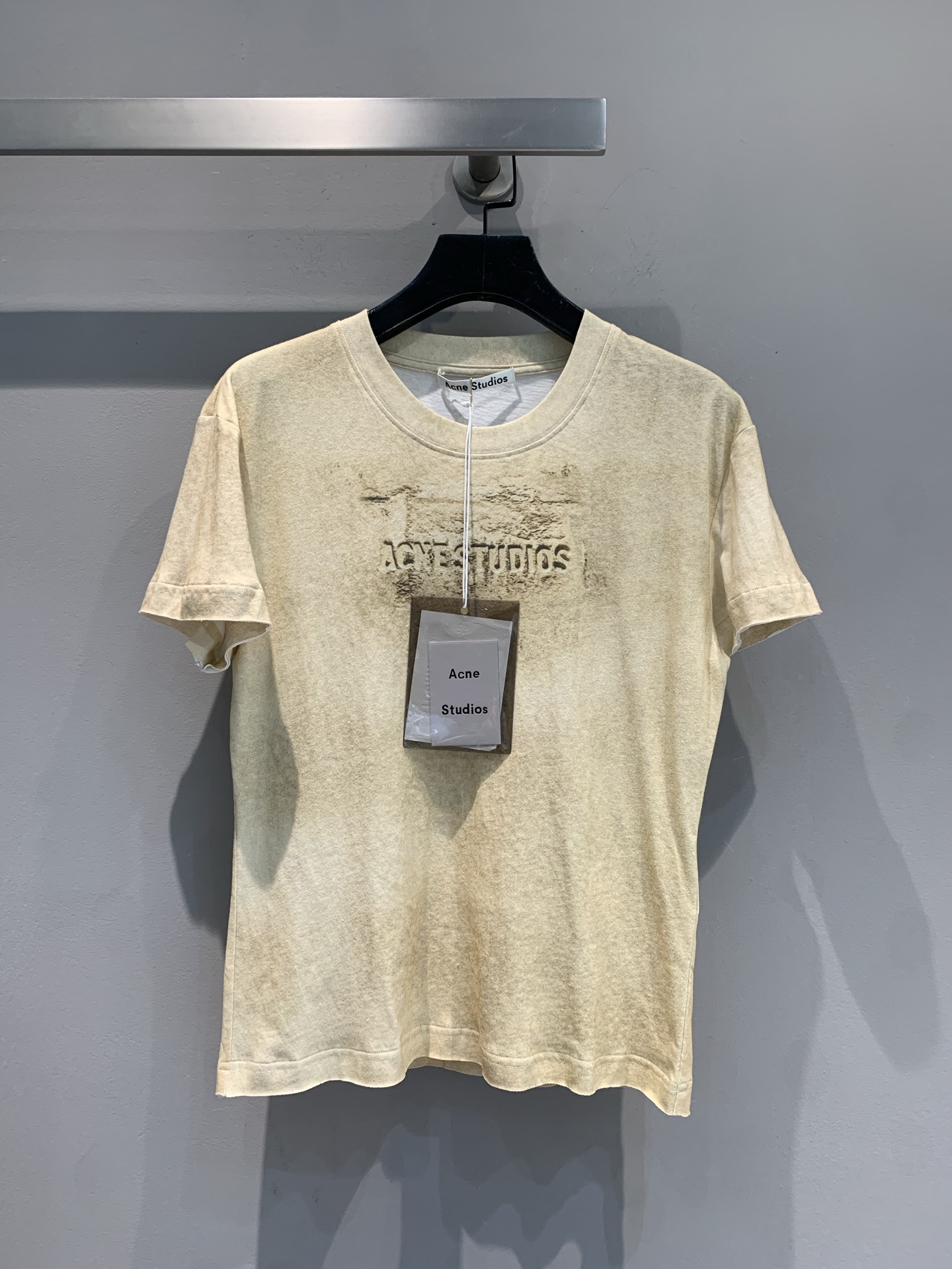 NO:410958,New model is shipped. Original development. Acne 2025 spring and summer new retro fake two-piece old letter printed T-shirt. It uses 100% imported pure cotton fabric, which is skin-friendly and comfortable, has good breathability, and has a special washing and old process. The simple fake two-piece round neck paired with slim fit style. The iconic brand prints are eye-catching, showing the personality attitude. Whether it is a casual shorts walking on the street or a combination of jeans to create a casual commuting style, it can easily and become an eye-catching item for fashion trends. SML, acne studios, shorts, tees, t-shirt, alexander wang19860909新款出货啦 原版开发 Acne2025春夏新款复古假两件做旧字母印花T恤.采用百分百进口纯棉面料,亲肤舒适,透气性佳,特殊洗水做旧工艺,简洁假两件圆领搭配修身版型,标志性品牌印花醒目呈现,彰显个性态度.无论是搭配休闲短裤漫步街头,还是与牛仔长裤组合打造随性通勤风,都能轻松出彩,成为时尚弄潮儿的吸睛单品.码数SML,,acne studios,shorts,tees，t-shirt,alexander wang,Women's clothing