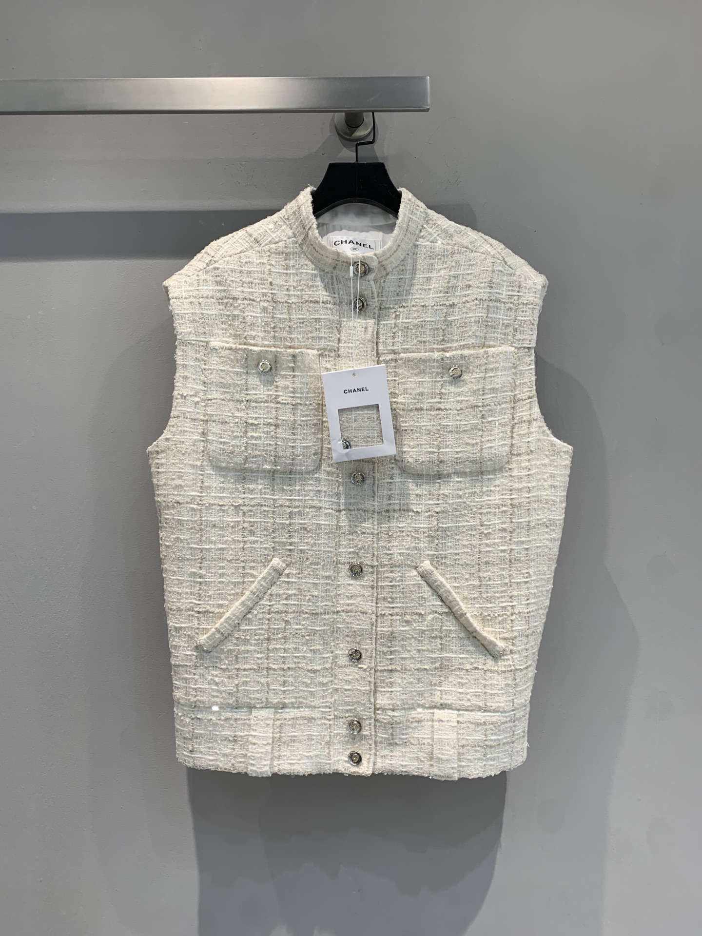 NO:411541,New model is shipped. Original development. C home 2025 early spring new retro tweed sequin vest, delicate tweed fabric, woven retro texture, starry sequins hidden in it, showing luxurious texture in low-key. Neat sleeveless design, matched with exquisite metal buttons, simple and yet atmospheric. Symmetrical pockets add practicality and outline neat lines. Wear it, whether it is a simple inner wear to attend an afternoon party or a walk on the streets of the city, it can instantly become the focus, interpreting the spring fashion attitude with a unique style. Number 36 38 40, chanel, alexander wang19860909新款出货啦 原版开发 C家2025早春新款复古粗花呢亮片马甲,细腻粗花呢面料,编织出复古纹理,星星点点的亮片隐匿其中,低调间尽显奢华质感.利落无袖设计,搭配精致金属纽扣,简约中不失大气.对称口袋增添实用性,更勾勒出利落线条.穿上它,无论是搭配简约内搭出席午后派对,还是于都市街头漫步,都能瞬间成为焦点,以独特风格诠释春日时尚态度.码数36 38 40,,chanel,alexander wang,Women's clothing