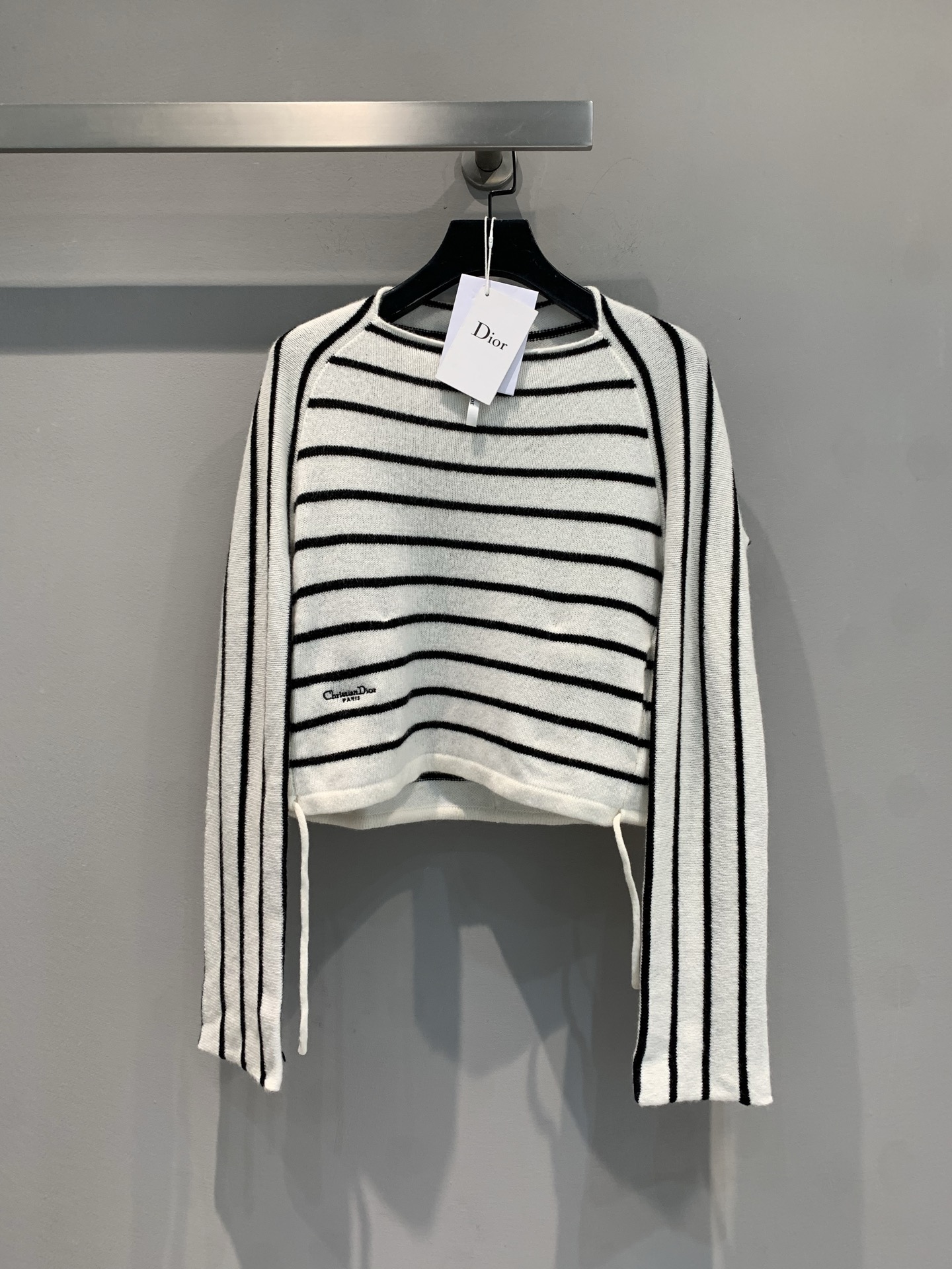 NO:412662,New style is shipped. Original development CD Early Spring New Striped Contrast Color Boat-neck Wool Knitted Short Top. It uses 100% imported wool fabric, with a delicate texture and full of elasticity. Classic black and white stripes collide, showing high-end style in simplicity. Smooth lines outline the body, and the short design cleverly enhances the waistline, coexisting with fashionable and elegant. The cuffs are exquisite in detail, which inadvertently reveals a luxurious texture. Wear it, walk on the street or go in and out, and all can become the focus and interpret your unique French romance. Number 36 38 40,,alexander wang19860909新款出货啦 原版开发 CD早春新款条纹撞色船领羊毛针织短款上衣.采用进口百分百羊毛面料,质感细腻,弹力十足.经典黑白条纹碰撞,简约间尽显高级格调.流畅线条勾勒身姿,短款设计巧妙提升腰线,时髦与优雅并存.袖口细节精致,不经意间流露奢华质感.穿上它,漫步街头亦或出入盛宴,皆能成为焦点,演绎独属于你的法式浪漫.码数36 38 40,,alexander wang,Women's clothing