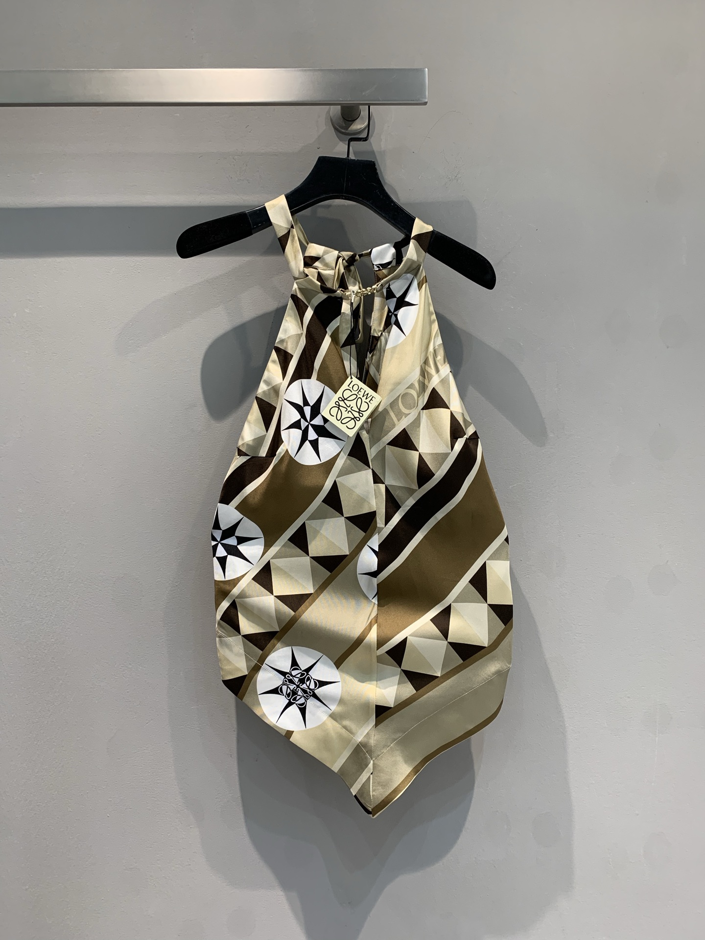 NO:412672,New model is shipped. Original development. Loew* Spring and summer new geometric graphic contrasting silk halter neck top. Classic khaki tones, paired with personalized geometric patterns and unique star elements, full of artistic and design. Mulberry silk fabric. The texture is delicate and smooth. The halter neck design reveals elegant neck and shoulder lines. Whether it is a dinner party or an art party, wear it, it will immediately become the focus of elegance that is the audience's attention and interpret your unique French luxury style. Number 36 38 40,,loewe, real silk,alexander wang19860909新款出货啦 原版开发 Loew*春夏新款几何图形撞色真丝挂脖上衣.经典卡其色调,搭配个性几何图案与独特星芒元素,艺术感与设计感拉满.桑蚕丝面料.质感细腻流畅垂坠.挂脖设计展露优雅颈肩线条.无论是晚宴社交,还是艺术派对,穿上它,即刻成为全场瞩目的优雅焦点,演绎独属于你的法式奢华格调.码数36 38 40,,loewe,real silk,alexander wang,Women's clothing