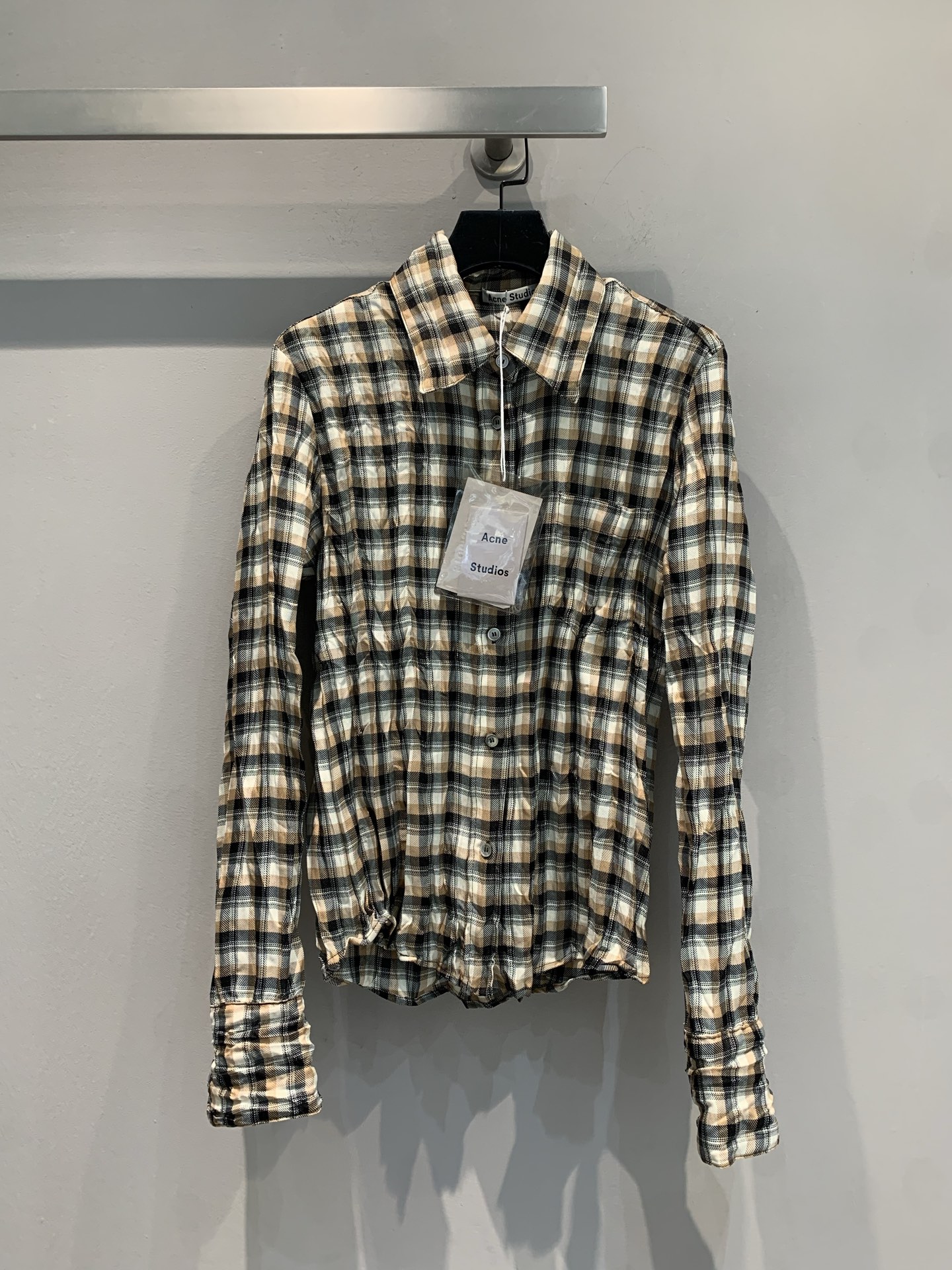 NO:412683,New style is shipped. Original development. Acne spring and summer new contrasting plaid shirt, classic plaid pattern, simple and yet stylish, slim and short style, clever outlines the body shape, breaking the stereotype of traditional shirts, adding a bit of casualness and unruly. The fabric is delicate and skin-friendly and comfortable. Whether it is a single outfit with jeans to show a casual street style, or a knitted cardigan to create a sense of layering, it can be easily controlled, injecting Scandinavian style fashion genes into daily outfits, allowing you to stand out from the crowd. SML, acne studios, jeans, shirts, alexander wang19860909新款出货啦 原版开发 Acne春夏新款撞色格纹衬衫,经典格纹图案,简约又不失格调,修身短款版型,巧妙勾勒身形,打破传统衬衫的刻板印象,增添几分随性与不羁.面料质感细腻,亲肤舒适.无论是单穿搭配牛仔裤展现休闲街头风,还是外搭针织开衫营造层次感,都能轻松驾驭,为日常穿搭注入斯堪的纳维亚风格的时尚基因,让你在人群中脱颖而出.码数SML,,acne studios,jeans,shirts,alexander wang,Women's clothing