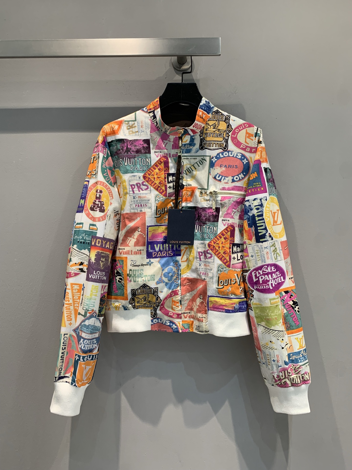NO:412701,New models are shipped. Original development. Ljia 2025 early spring new style. Travel element badge printed jackets on both sides. It uses imported thick twill thick fabric. It is shiny and sleek and crisp. On one side is the colorful 'travel sticker' print, full of 'Louis Vuitton' and various travel element patterns. It is bold and eye-catching. On the other side is the simple and low-key solid color design, which simplifies the complex and adapts to various occasions. From a vibrant party to a calm and restrained business occasion, the style is switched at will. Let you have a double fashion experience and open up infinite outfit possibilities. SML,,louis vuitton,louis vuitton,jackets & coats,jackets & coats,alexander wang19860909新款出货啦 原版开发 L家2025早春新款两面穿旅行元素徽章印花夹克外套.采用进口加厚斜纹稠面料.质感光泽 垂顺挺括.一面是绚烂多彩的“旅行贴纸”印花,满布“Louis Vuitton”字样及各种旅行元素图案,大胆且吸睛,另一面则是简约低调的纯色设计,化繁为简,适配各种场合.从活力四射的派对到沉稳内敛的商务场合,翻转之间,风格随心切换.让你一件拥有双重时尚体验,开启无限穿搭可能.码数；SML,,louis vuitton,louis vuitton,jackets & coats,jackets & coats,alexander wang,Women's clothing
