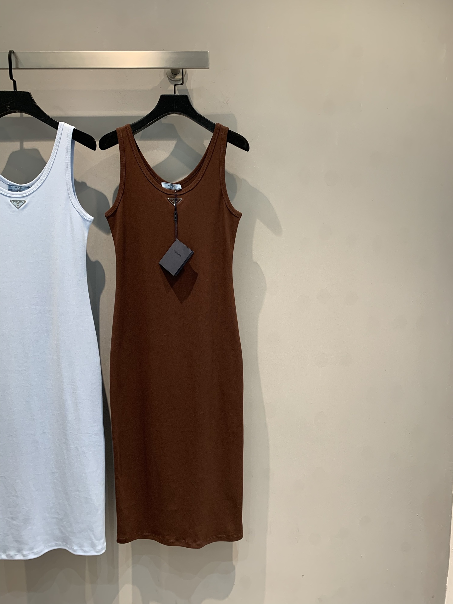 NO:412717,New models are shipped. Original development Prad*2025 spring and summer new triangle vest dress. It uses 100% pure cotton fabric, skin-friendly and breathable, classic and simple design, with a cool temperament, suitable for various summer occasions, elegant and eye-catching. The iconic triangle logo embellishes, details show the quality and style. Enjoy the coolness of summer. Must-have items in the wardrobe, encounter unique fashion charm. SML, prada, skirts, alexander wang19860909新款出货啦 原版开发 Prad*2025春夏新款三角标背心连衣裙.采用百分百纯棉面料,亲肤透气,经典简约设计,自带清冷气质,适配各种夏日场合,优雅又吸睛. 标志性三角徽标点缀,细节彰显品质格调.纵享夏日清凉.衣橱必备单品,邂逅独特时尚魅力.码数SML,,prada,skirts,alexander wang,Women's clothing