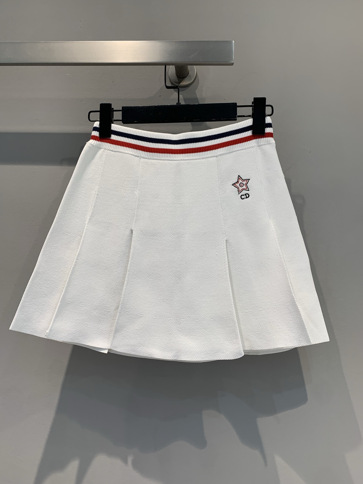 NO:412696,The new model is shipped. Original development CD spring and summer new letter logo elastic waist pleated skirt. It uses custom jersey fabric and imported machine knitting technology. The 'logo' letters at the waist are matched with red and blue stripes. The iconic elements show the brand style and are full of recognition. The pleated design is lively and playful, and the pleats dance lightly during walking, adding a lively atmosphere to you. The fabric is crisp and stylish and has a high texture. It is suitable for matching with simple T-shirts to create a casual and daily style, and can also be combined with exquisite tops to attend parties. It can easily adapt to multiple scenes and help you become the focus of streets and parties. Number of 36 38 40, skirts,tees, t-shirt, alexander wang19860909新款出货啦 原版开发 CD春夏新款字母logo松紧腰百褶半裙.采用定制平纹针织面料,进口机针织工艺.腰身处“logo”字母搭配红蓝色条纹,标志性元素彰显品牌格调,辨识度拉满.百褶设计灵动俏皮,行走间褶裥轻舞,为你增添活泼气息.面料挺括有型,质感上乘,既适合搭配简约T恤打造休闲日常风,也能与精致上衣组合出席派对,轻松适配多元场景,助你成为街头与聚会的焦点.码数36 38 40,,skirts,tees，t-shirt,alexander wang,Women's clothing