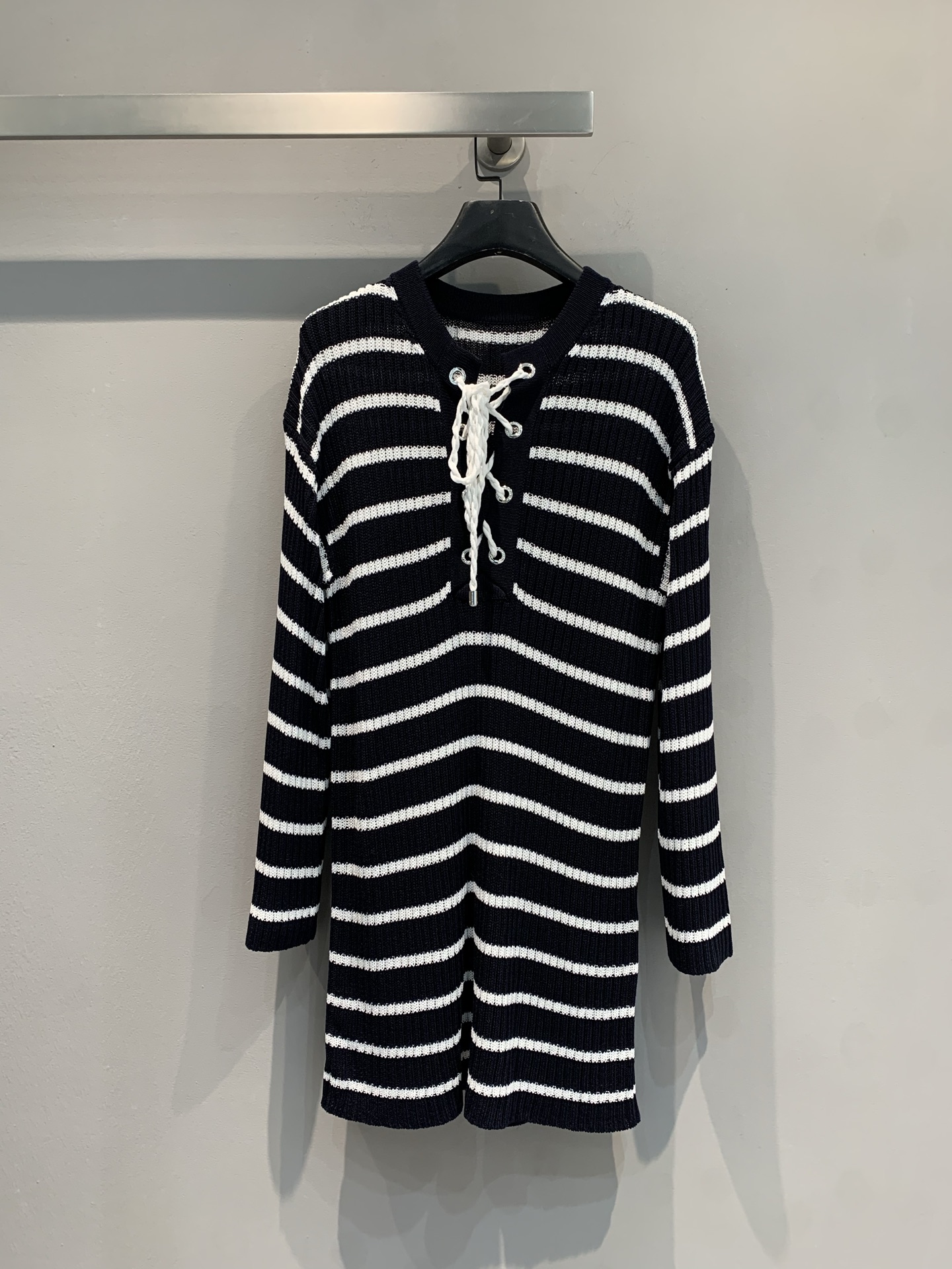 NO:412677,New model is shipped. Original development CD2025 early spring new navy striped contrasting color lace-up knitted dress. It uses custom imported 100% pure cotton material and imported machine knitting technology. Classic black and white striped elements, retro and fashionable, delicate knitted fabric, soft and skin-friendly, fits the body without losing comfort, just showing the soft curves of women. The round neck and long sleeve design are dignified and generous. Whether it is daily commuting or light social occasions, it can be easily controlled, adding an elegance and calmness to you and interpreting the unique charm of French style. Number of 36 38 40,,skirts,alexander wang19860909新款出货啦 原版开发 CD2025早春新款海军风条纹撞色系带针织连衣裙.采用定制进口百分百纯棉材质,进口机针织工艺.经典黑白条纹元素,复古又时尚,细腻针织面料,柔软亲肤,贴合身形又不失舒适感,恰到好处地展现女性柔美曲线.圆领与长袖设计,端庄大方,无论是日常通勤还是轻社交场合,都能轻松驾驭,为你增添一份优雅与从容,诠释法式风情的独特魅力.码数36 38 40,,skirts,alexander wang,Women's clothing