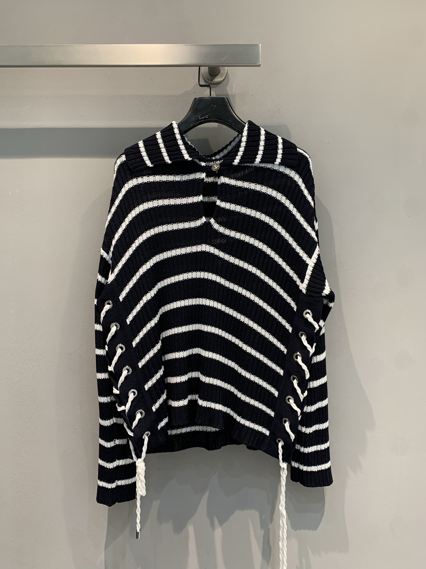 NO:412727,New model is shipped. Original development CD Early Spring New Navy style black and white contrast striped knitted sweater, using imported 100% pure cotton fabric and imported machine knitted craftsmanship. The half-open collar design on the back adds a sense of fashion, exquisitely blending classic elements and fashionable design. The black and white stripes cross over create a strong sense of visual layering, and the retro charm exudes a modern atmosphere. The half-high collar design can not only bring warmth in cooler weather, but also add a sense of elegance and nobility. The loose style is matched with personal drawstring details, breaking the convention and injecting a casual and unrestrained attitude into the overall shape, cleverly balancing fashion and comfort. Whether it is a casual and daily style with jeans or a skirt to attend exquisite occasions, it can be easily controlled, showing its unique taste and French style. Number of 36 38  40, skirts, jeans, sweaters, alexander wang19860909新款出货啦 原版开发 CD早春新款海军风黑白撞色条纹针织毛衣,采用进口百分百纯棉面料,进口机针织工艺.后背半开领设计更添时尚感,将经典元素与时尚设计精妙融合.黑白条纹纵横交错间营造出强烈的视觉层次感,复古韵味中透着摩登气息.半高领设计,既能在微凉天气带来温暖,又增添一份优雅矜贵感.宽松版型搭配个性抽绳细节,打破常规,为整体造型注入随性不羁的态度,巧妙平衡时尚与舒适.无论是搭配牛仔裤打造休闲日常风,还是与半身裙组合出席精致场合,都能轻松驾驭,尽显独特品味与法式风情.码数36 38 40,,skirts,jeans,sweaters,alexander wang,Women's clothing