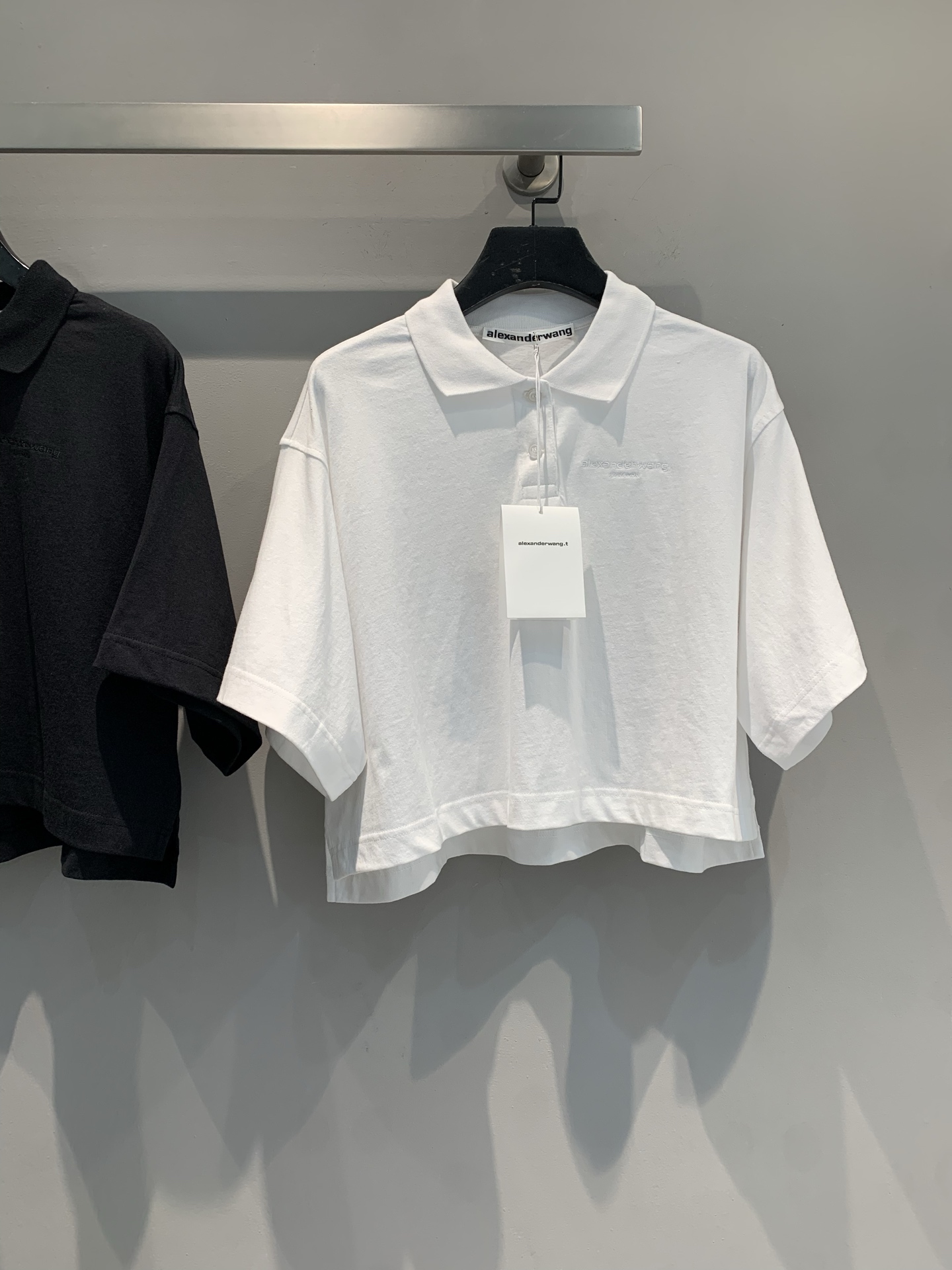 NO:415338,The new model is shipped. Original development. AW2025 spring and summer new simple embroidered letters pure cotton polo short sleeves. It uses imported 100% pure cotton fabric, with high-quality texture and comfortable skin. The short design cleverly reveals the waistline, fashionable and playful. The loose style is suitable for all body shapes. Whether it is paired with jeans to create a casual and daily style or a skirt to go out, it can easily become the focus and open your new summer fashion chapter. SML, skirts, jeans, T-shirt, alexander wang19860909新款出货啦 原版开发 AW2025春夏新款简约刺绣字母纯棉polo短袖.采用进口百分百纯棉面料,质感高级,亲肤舒适.短款设计巧妙展露腰线,时髦又俏皮.宽松版型,适配各种身形.无论是搭配牛仔裤打造休闲日常风,还是与半身裙组合出街,都能轻松成为焦点,开启你的夏日时尚新篇.码数SML,,skirts,jeans,T-shirt,alexander wang,Women's clothing