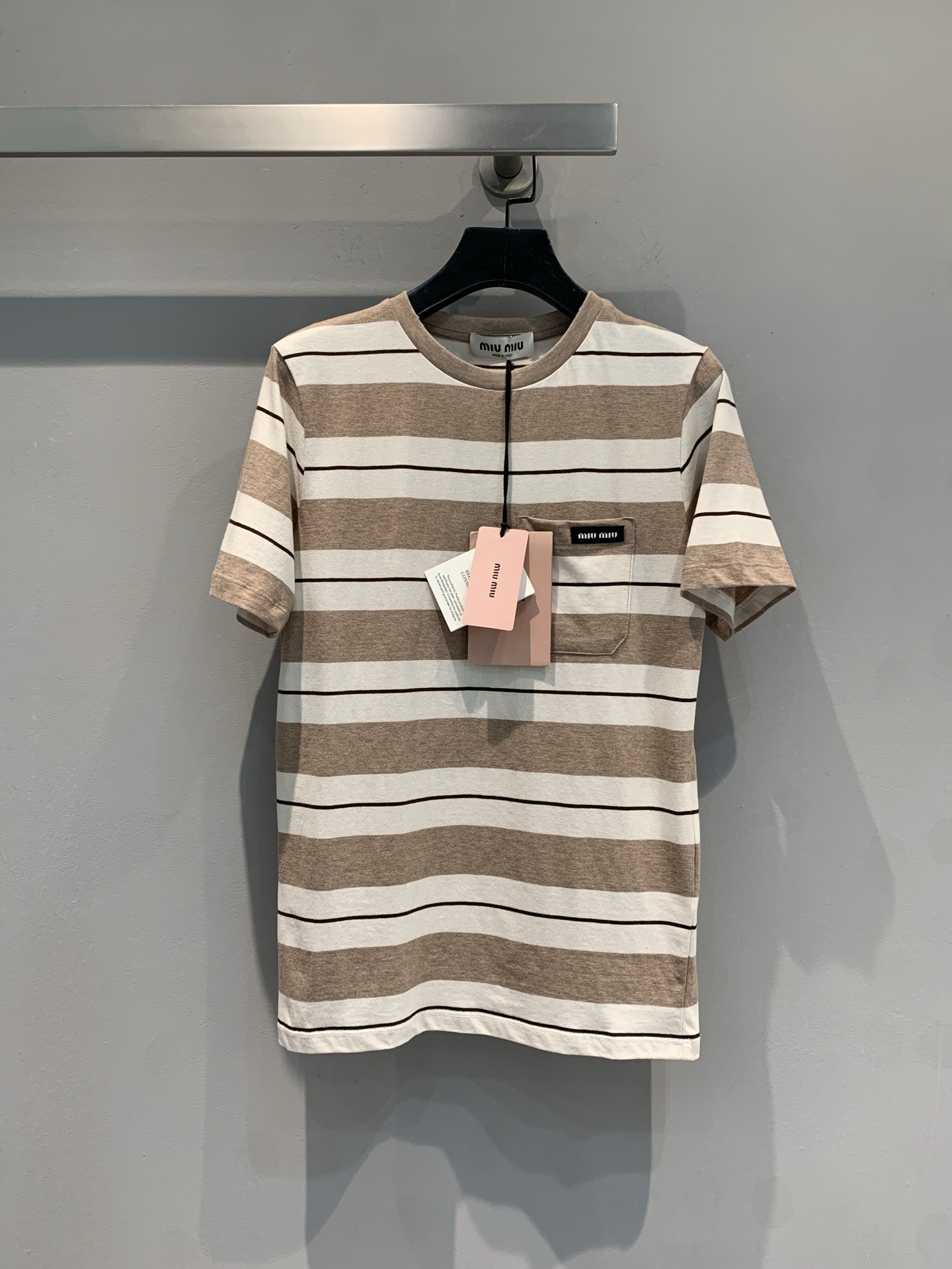 NO:415348,New model is shipped. Original development Miumi*2025 spring and summer new black label striped contrasting color round neck T-shirt. It uses imported plain cotton fabric, skin-friendly and soft texture, and the neckline is worn and worn, blue and green stripes collide, full of vitality. The exquisite pockets on the chest and the brand logo show the style in a low-key manner. The simple style is suitable for a variety of styles. Whether it is a denim walking on the street or a skirt to attend a party, you can easily control it, allowing you to shine a unique light in the crowd. SML, miumiu, skirts, tees, t-shirt, alexander wang19860909新款出货啦 原版开发 Miumi*2025春夏新款黑标条纹撞色圆领T恤.采用进口平纹纯棉面料,亲肤柔软质感上乘领口有做磨破处理,蓝绿条纹碰撞,活力满溢.胸口精致口袋与品牌标识,低调间彰显格调.简约版型适配多元风格,无论是搭配牛仔漫步街头,还是配搭裙装赴约聚会,都能轻松驾驭,让你在人群中闪耀独特光芒.码数SML,,miumiu,skirts,tees，t-shirt,alexander wang,Women's clothing