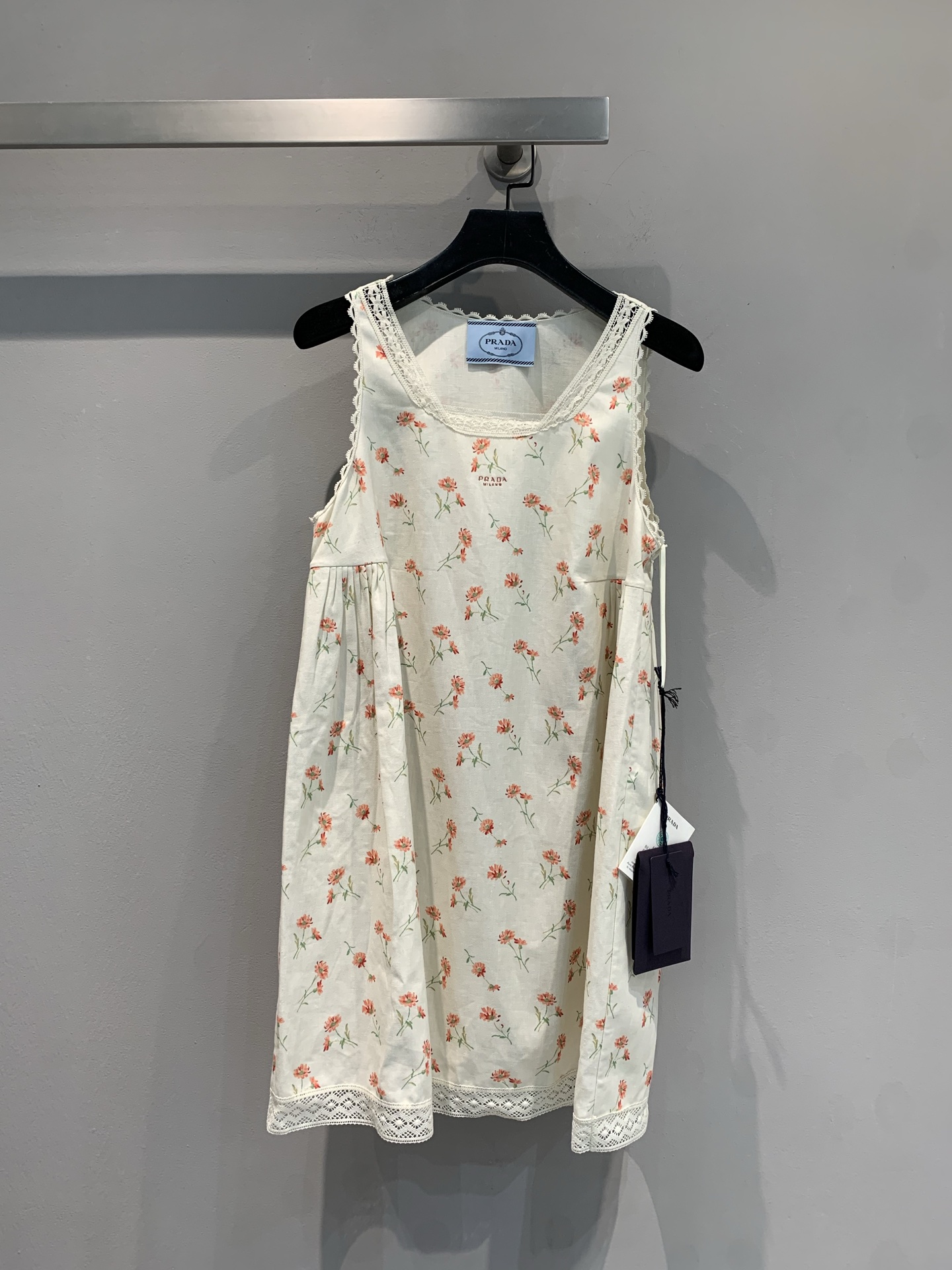 NO:419153,The new model is pre-sale 15 days, original real shot, Prad*2025 spring and summer new positioned printed lace sleeveless dress. It uses imported cotton-linen blend fabric, with delicate texture and good breathability. The exquisite lace decorates the neckline and skirt, which seems to be soft and unrestrained, and is an inadvertent elegant expression. The loose style hides a lazy and casual attitude, and it can be beautiful beyond the sky without any effort. Wear it, go to a spring flower event, or stroll on the street, and take a French style every step. Number 36 38 40,,prada, skirts,alexander wang19860909新款预售15天出货 原版实拍 Prad*2025春夏新款定位印花蕾丝花边无袖连衣裙.采用进口棉麻混纺面料,质感细腻,透气性佳.精致蕾丝装点领口与裙摆,似有若无的柔美,是不经意间的优雅流露.宽松版型,藏着慵懒随性的态度,不费力便能美出天际.穿上它,赴一场春日花事,或是漫步街头,每一步都踏出法式风情.码数36 38 40,,prada,skirts,alexander wang,Women's clothing