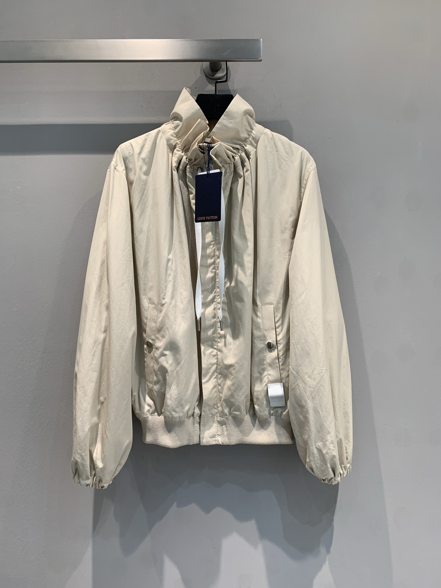 NO:417814,New models are shipped. Original development. Ljia 2025 early autumn new retro petal stand-up collar light beige jacket. It uses imported technology blended fabric. It has a high texture and a crisp style. Simple stand-up collar design with a slack feel and light fabric. It can be matched with multiple seasons of outfits and citywalk. It can easily grasp the casual and fashionable feeling. If you want to renew your wardrobe, don't miss it~ 36 38 40,,louis vuitton,jackets & coats,alexander wang19860909新款出货啦 原版开发 L家2025早秋新款复古花瓣立领浅米色外套.采用进口科技混纺面料.质感上乘,版型挺括.简约立领设计,自带松弛感,面料轻盈,适配多季穿搭日常出街、citywalk 都能搭,轻松拿捏随性时髦感.想焕新衣橱的宝子,别错过~码数36 38 40,,louis vuitton,jackets & coats,alexander wang,Women's clothing