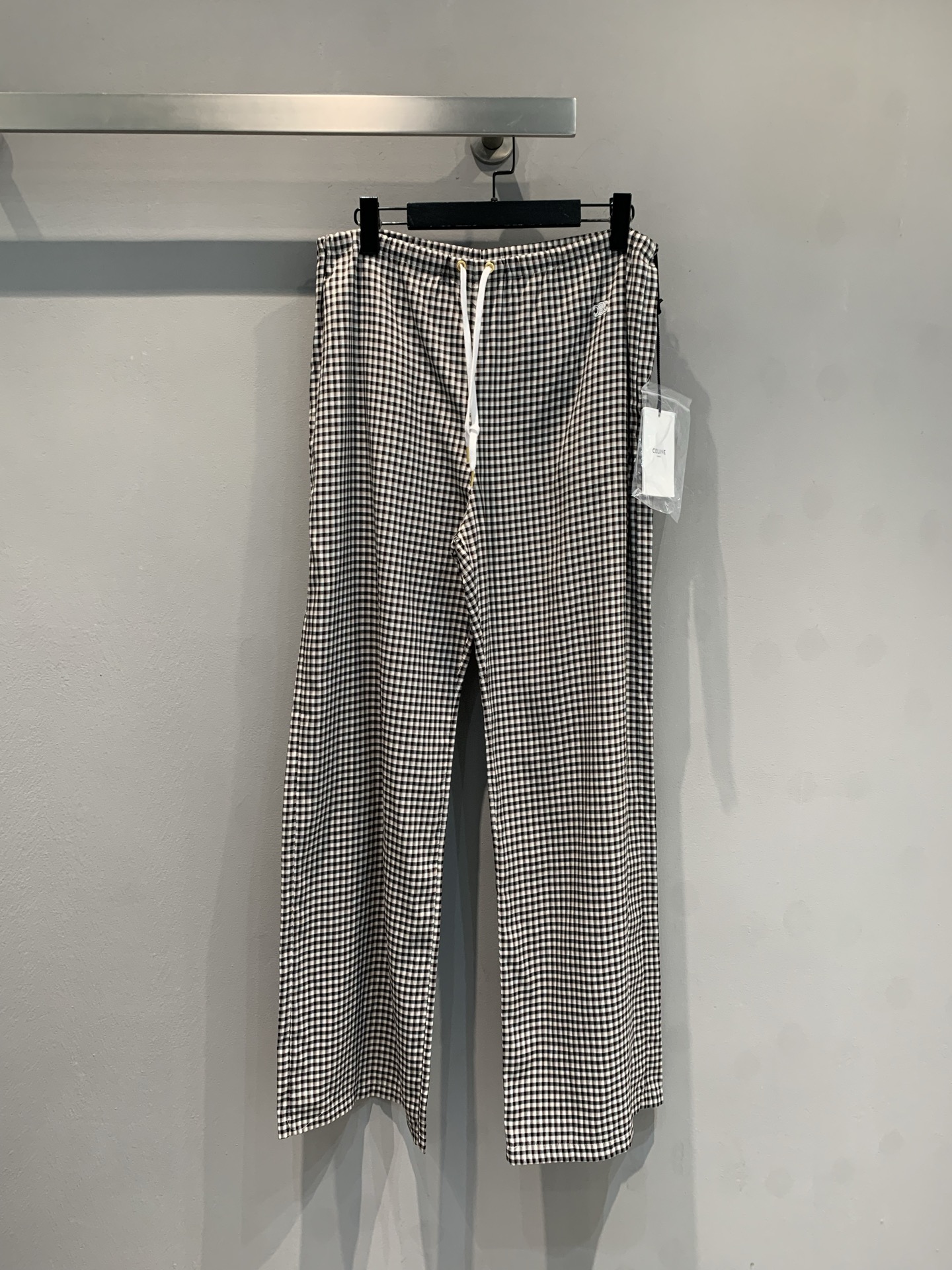 NO:428414,The new model is shipped. Original real shot. Celin*2025 spring and summer new retro plaid drawstring silk wide-leg pants. I was asked about this pair of silk plaid pants, which is simply a summer outfit cheater!  Classic black and white grid never goes wrong, comes with retro filter, lazy and high-end~ The silk fabric with a draping feeling is cold and smooth, like wearing a 'mobile air conditioner' with wind, super elegant high waist + wide-leg design, one-click hiding flesh to show long legs, comfortable and comfortable from morning to night, commuting, shopping, vacation... suitable for various scenarios, whoever wears who falls in love with you, don't worry about how to create a slack feeling, these silk plaid pants are the answer to your summer outfit. SML, celine, real silk, alexander wang19860909新款出货啦 原版实拍 Celin*2025春夏新款复古格纹抽绳真丝阔腿裤.被问爆 这条真丝格纹裤,简直是夏日穿搭作弊器！ 经典黑白格永不出错,自带复古滤镜,慵懒又高级～垂坠感拉满的真丝面料,冰冰凉凉滑溜溜,像把“移动空调”穿身上,走路带风超飘逸高腰+阔腿设计,一键藏肉显腿长,从早穿到晚都舒适自在,通勤、逛街、度假…适配各种场景,谁穿谁爱上别纠结怎么打造松弛感啦,这条真丝格纹裤,就是你的夏日穿搭答案.码数SML,,celine,real silk,alexander wang,Women's clothing