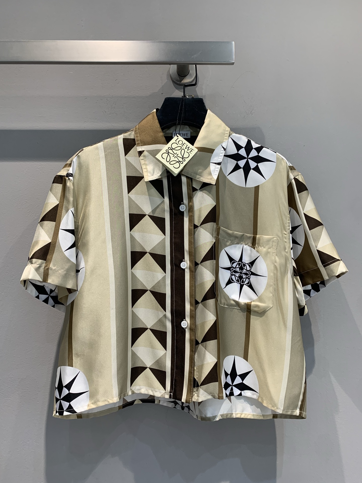 NO:416708,New models are shipped. Original development. Loew* new spring and summer geometric short silk lining. Select 100% mulberry silk fabric, with excellent texture, soft and breathable. Unique geometric patterns break the routine and full of fashion sense. Whether you are strolling on the street or in a light business occasion, it can make you look easy and brilliant and become the focus of everyone. Simple but not lacking style, elegance and personality coexist. A shirt opens your new fashion charter. Number of codes 36 38 40,,loewe,shirts,real silk,alexander wang19860909新款出货啦 原版开发 Loew*春夏新款几何图形短款真丝衬.甄选百分百桑蚕丝面料,质感上乘,柔软又透气.独特几何图案,打破常规,时尚感拉满.无论是漫步街头,还是轻商务场合,它都能让你轻松出彩,成为众人焦点.简约而不失格调,优雅与个性并存,一件衬衫,开启你的时尚新章程.码数36 38 40,,loewe,shirts,real silk,alexander wang,Women's clothing