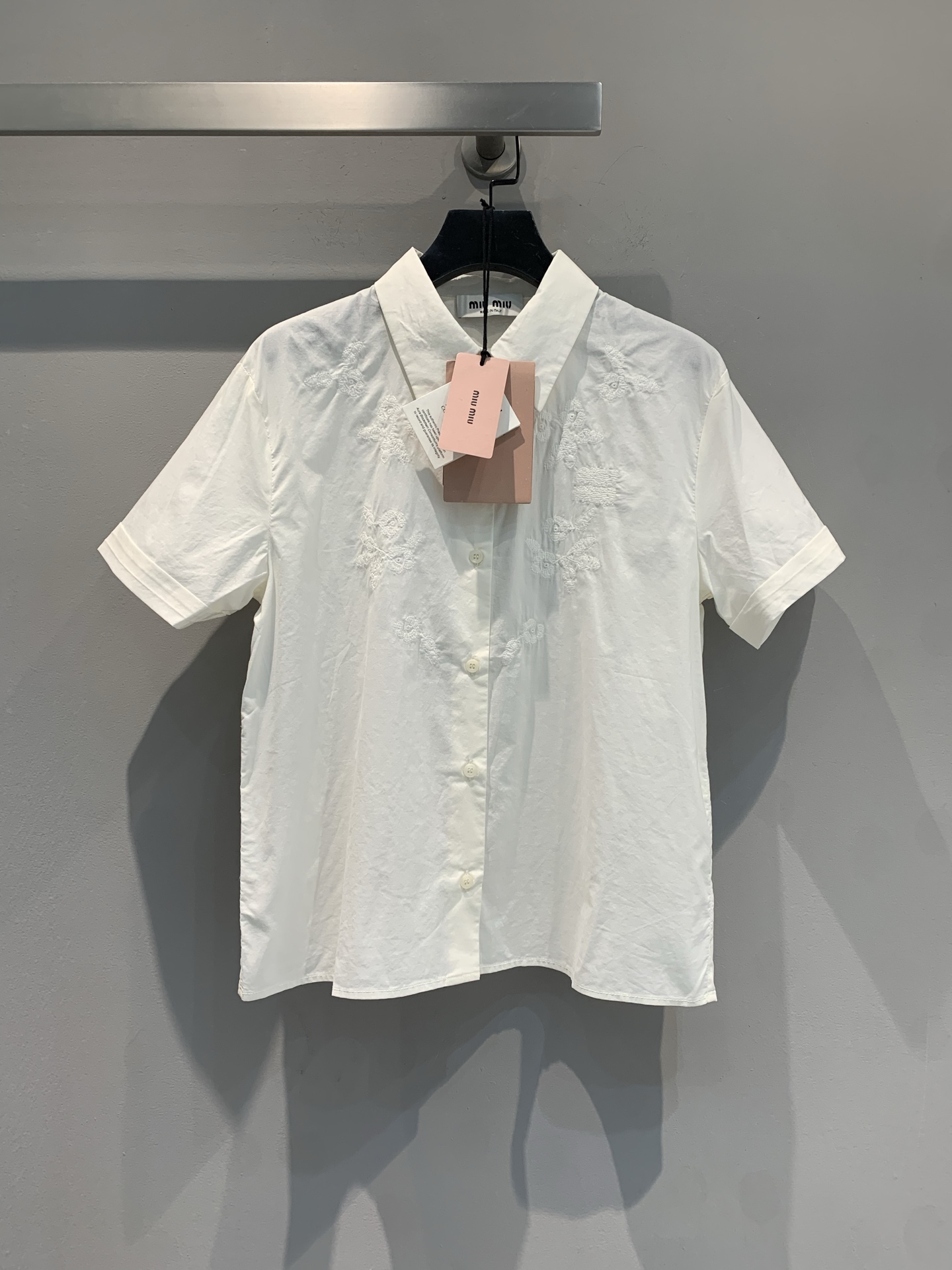 NO:416702,New style is shipped. Original development. Miumi* Spring and Summer New Embroidered Flower Pure Cotton Short-Sleeve Shirt. It uses 100% pure cotton fabric, which is skin-friendly and comfortable and has good breathability. The simple version outlines neat lines, and the exquisite embroidery is like the blooming flowers in spring, adding agility to the plain whiteness. You can commute elegantly and go out casually. It is an indispensable versatile item in the closet. It can easily adapt to your diverse styles and open a new chapter in the fresh summer. SML, miumiu, T-shirt, alexander wang19860909新款出货啦 原版开发 Miumi*春夏新款刺绣花朵纯棉短袖衬衣.采用百分百纯棉面料,亲肤舒适,透气性佳.简约版型勾勒利落线条,精致刺绣如春日繁花悄然绽放,为素净白增添灵动意趣.可优雅通勤,可休闲出街,它是衣橱里不可或缺的百搭单品,轻松适配你的多样风格,开启清新夏日新篇.码数SML,,miumiu,T-shirt,alexander wang,Women's clothing