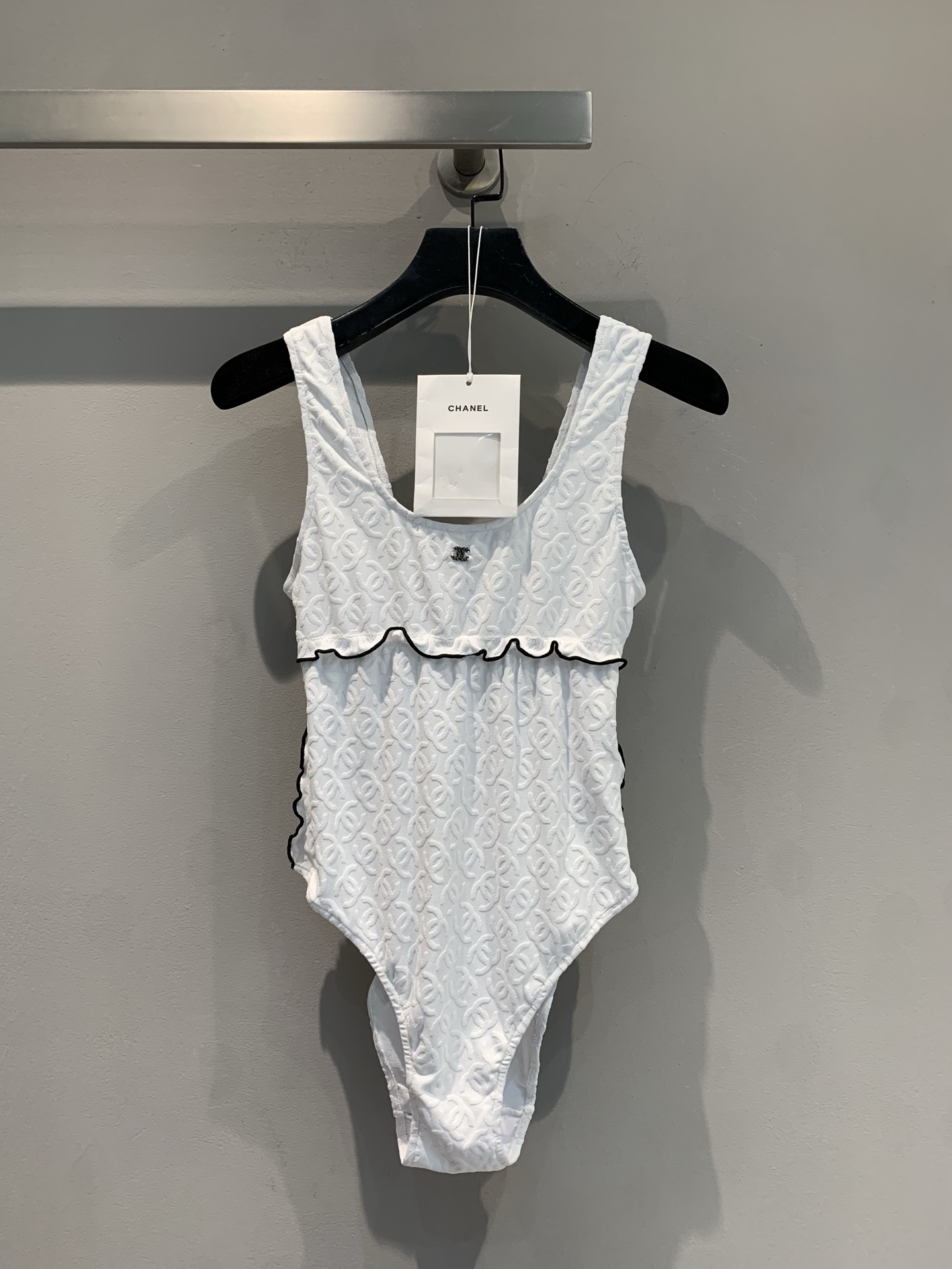 NO:416694,The new model is shipped. Original development. C home spring and summer new double C three-dimensional jacquard wood earrings one-piece swimsuit. It uses imported blended fabrics, with excellent texture and soft skin. The jacquard process presents a three-dimensional concave and convex double C texture. The iconic double C embossing pattern is low-key to show the luxury. The simple and generous sleeveless square collar design outlines the charming shoulder and neck lines. The exquisite black ruffled decoration adds a lively and playful feeling. Whether it is to attend a fashion party with a jacket or walk alone in the resort, it can always exude French romantic style and become the focus of everyone's eyes. Number of 36 38 40, chanel, jackets & coats, swimsuits, alexander wang19860909新款出货啦 原版开发 C家春夏新款双C立体提花木耳边连体泳衣.采用进口混纺面料,质感上乘,亲肤柔软.提花工艺处理呈现立体凹凸双C肌理.标志性双C浮雕图案,低调彰显奢华底蕴.简洁大方的无袖方领设计,勾勒迷人肩颈线条.精致的黑色荷叶边装饰,增添灵动俏皮之感.无论是搭配外套出席时尚派对,还是单穿漫步度假胜地,它都能让你时刻散发法式浪漫风情,成为众人眼中的焦点.码数36 38 40,,chanel,jackets & coats,swimsuits,alexander wang,Women's clothing