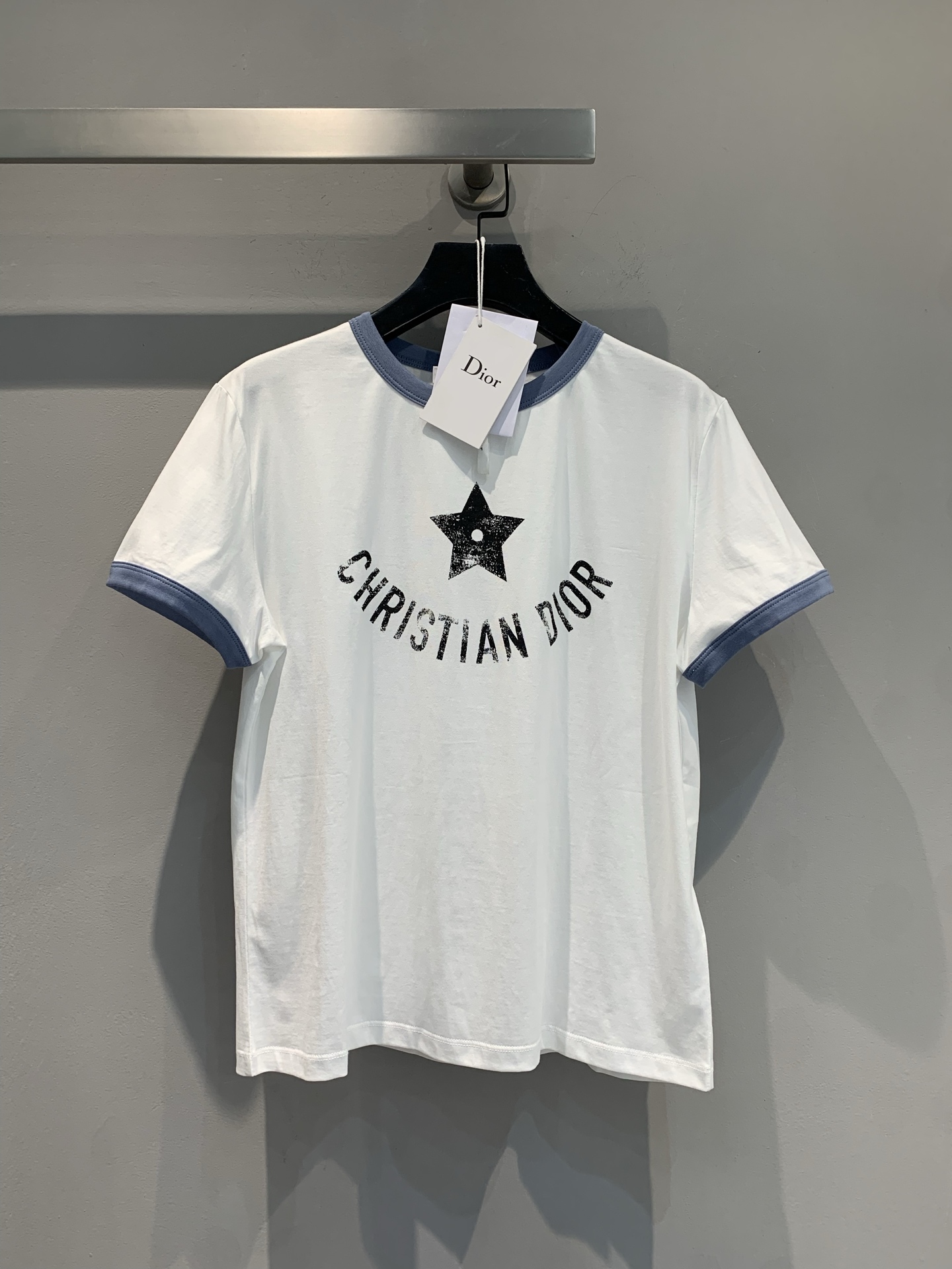 NO:416679,New models are shipped. Original development CD Spring and Summer New Contrast Edge Letter Print Five-pointed Star Cotton and Line Blend T-shirt. It uses cotton and linen blended fabric. It has delicate texture, skin-friendly and breathable. The blue edge decoration adds exquisite details to the neckline cuffs. The iconic 'CHRISTIAN DIOR' is paired with a shining five-pointed star pattern, which is eye-catching on the chest, showing the brand's luxury style in a low-key manner. Whether it is walking on the street with jeans or attending casual parties with skirts, you can easily create a fashionable look and show extraordinary taste. Number 36 38 40,,dior,skirts,jeans,tees,t-shirt,alexander wang19860909新款出货啦 原版开发 CD春夏新款撞色边字母印花五角星棉麻混纺T恤.采用棉麻混纺面料.质感细腻,亲肤透气.蓝边装饰为领口袖口添精致细节.标志性“CHRISTIAN DIOR”字样搭配闪耀五角星图案,于胸前夺目呈现,低调间尽显品牌奢华格调.无论是搭配牛仔裤漫步街头,还是配裙装出席休闲聚会,都能轻松塑造时尚造型,彰显非凡品味.码数36 38 40,,dior,skirts,jeans,tees，t-shirt,alexander wang,Women's clothing