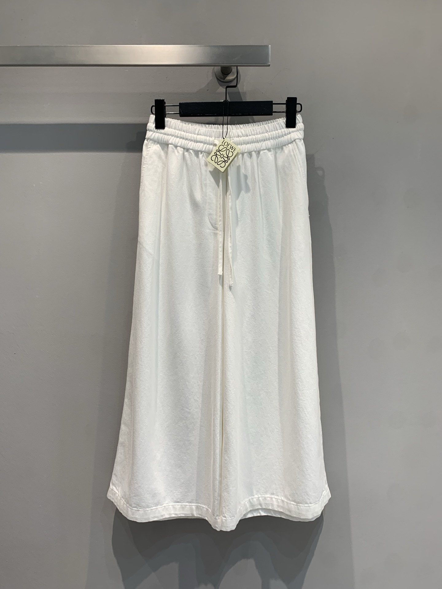 NO:419073,New model is shipped. Original development. Loew*2025 spring and summer new elastic waist strap embroidered logo wide-leg pants. It uses 100% pure cotton fabric, with excellent texture, skin-friendly and breathable. The elastic waist is paired with drawstring design, free and casual, and does not pick on the figure. The loose style, walking with a style, easily hides small defects on the legs. The fabric is soft and skin-friendly, breathable and comfortable. Whether you are walking on the street or taking a nap at home, you can make you elegant and comfortable, with a sense of fashion and comfort both online~ 36 38 40,,loewe,alexander wang19860909新款出货啦 原版开发 Loew*2025春夏新款松紧腰系带刺绣logo阔腿裤.采用百分百纯棉面料,质感上乘,亲肤透气.松紧腰搭配抽绳设计,自在随性,不挑身材.宽松的版型,走路带风,轻松藏起腿部小瑕疵.面料柔软亲肤 ,透气又舒适,无论是漫步街头还是宅家小憩,都能让你优雅又惬意,时尚感与舒适度双在线~码数36 38 40,,loewe,alexander wang,Women's clothing