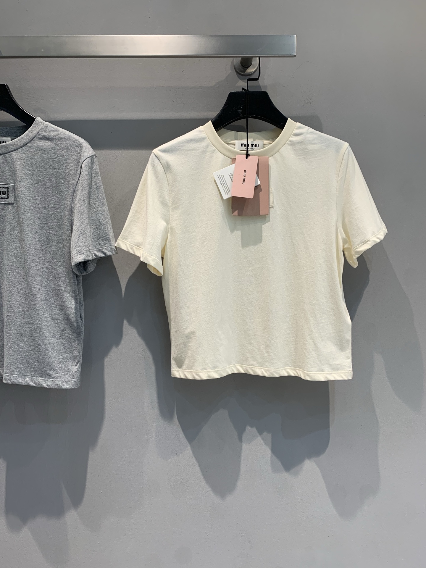 NO:419127,The new model is shipped. Original development. Miumi*2025 spring and summer new patch logo short cotton T-shirt. It uses 100% pure cotton fabric, with delicate texture, light and soft. The iconic 'Miu Miu' patch design on the chest is exquisite and eye-catching, and is a playful display of the brand's attitude. Every time you wear it, it is gentle to touch. Whether it is a jeans walking on the street or a skirt to attend a party, it can be easily controlled, outlining the agility and elegance of Miu Miu girls. SML,,miumiu, skirts,tees, t-shirt, alexander wang19860909新款出货啦 原版开发 Miumi*2025春夏新款贴布logo短款纯棉T恤.采用百分百纯棉面料,质感细腻,轻盈柔和.胸前标志性“Miu Miu”贴布设计,精致醒目,是品牌态度的俏皮彰显.每一次穿着都是温柔触碰.无论是搭配牛仔漫步街头,还是配搭裙装出席聚会,它都能轻松驾驭,为你勾勒出独属于Miu Miu女孩的灵动与优雅 .码数SML,,miumiu,skirts,tees，t-shirt,alexander wang,Women's clothing