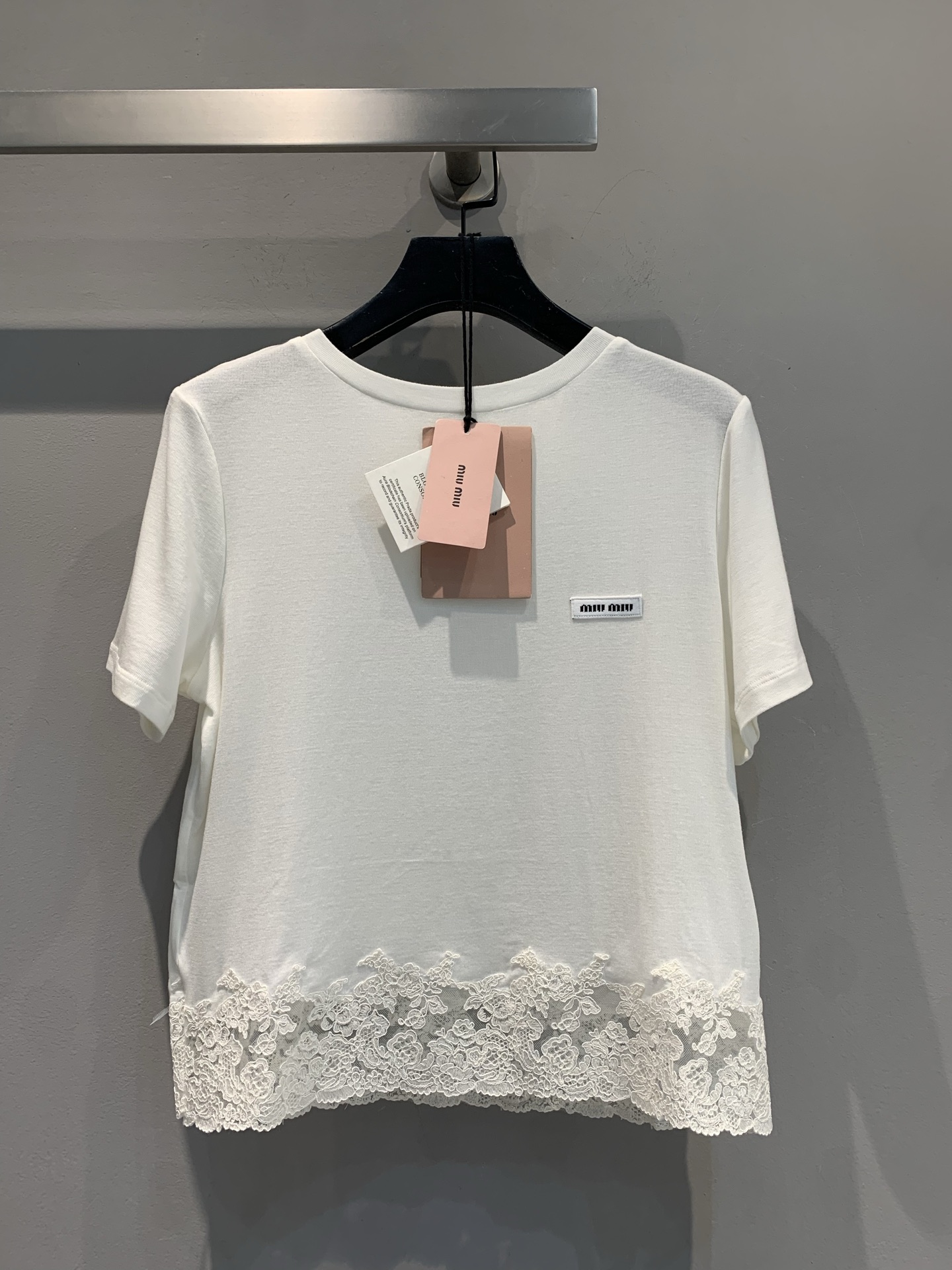 NO:419144,The new model is shipped. Original development Miumi*2025 spring and summer new retro lace spliced ​​wool blended short sleeves. It uses wool blended fabric, with excellent texture and comfortable skin. The unique brand logo is low-key without losing its style, showing unique taste. The lace lace at the hem is lightly embellished, like the spring flowers blooming quietly, soft and agile. The fabric is skin-friendly and comfortable, bringing a comfortable wearing experience. Whether it is paired with casual shorts and a skirt to attend exquisite parties, you can easily create the charming appearance of Miu Miu girls. SML, miumiu, skirts, shorts, T-shirt, alexander wang19860909新款出货啦 原版开发 Miumi*2025春夏新款复古蕾丝拼接羊毛混纺短袖.采用羊毛混纺面料,质感上乘,亲肤舒适.别致的品牌标识低调而不失格调,彰显独特品味.下摆处蕾丝花边轻盈点缀,如春日繁花悄然绽放,柔美又灵动 .面料亲肤舒适,带来惬意穿着体验.无论是搭配休闲短裤活力出街,还是配搭半身裙出席精致聚会,都能轻松塑造出Miu Miu女孩的迷人模样.码数SML,,miumiu,skirts,shorts,T-shirt,alexander wang,Women's clothing