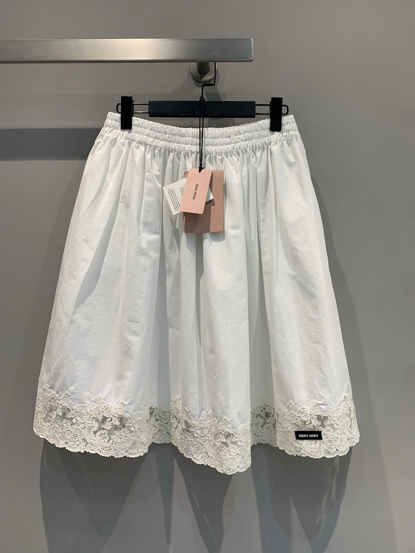 NO:419164,The new model is shipped. Original development Miumi*2025 spring and summer new black label elastic waist lace spliced ​​pure cotton skirt. It uses 100% pure cotton fabric, which is skin-friendly and comfortable and breathable. The high-waist elastic design fits the waist and outlines the graceful curves, and is free and unrestrained. The exquisite lace lace at the hem is like the blooming flowers in spring, delicate and soft, and each texture tells romance. The brand logo is low-key and embellishes, showing a unique identity. Paired with a simple top, whether you are walking on the street or attending a party, you can interpret the agility and pride of Miu Miu girls. SML,,miumiu, skirts,alexander wang19860909新款出货啦 原版开发 Miumi*2025春夏新款黑标松紧腰蕾丝拼接纯棉半裙.采用百分百纯棉面料,亲肤舒适,透气性佳.高腰松紧设计,贴合腰身,勾勒曼妙曲线,自在无拘.裙摆处精致蕾丝花边如春日繁花盛放,细腻柔美,每一处纹理都诉说着浪漫.品牌标识低调点缀,彰显独特身份.搭配简约上衣,无论是漫步街头还是出席派对,皆能演绎Miu Miu女孩的灵动与矜贵 .码数SML,,miumiu,skirts,alexander wang,Women's clothing