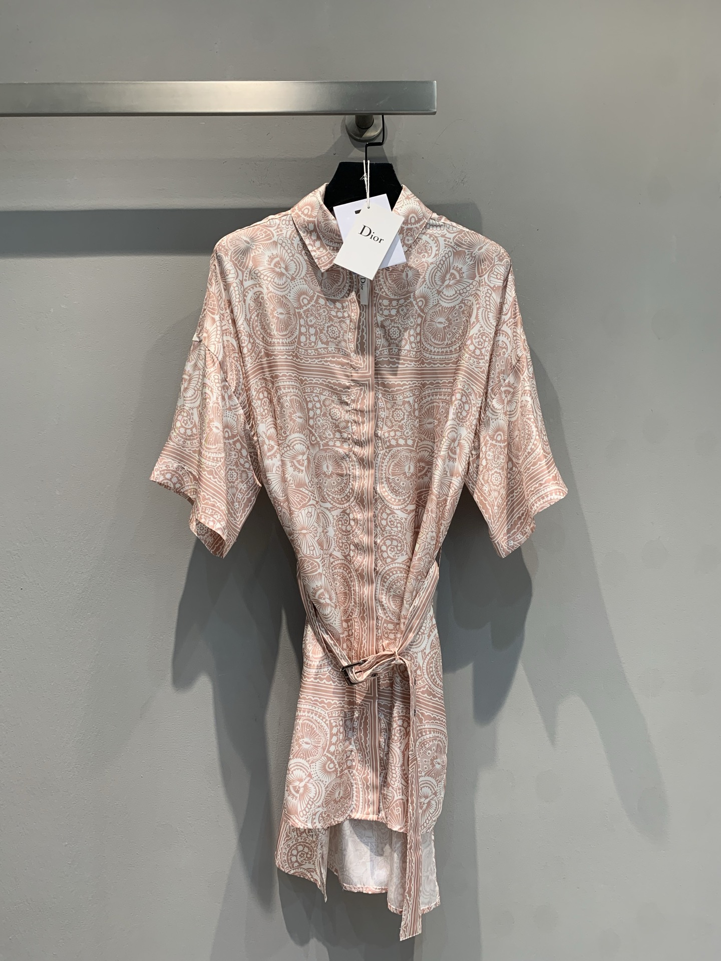 NO:419049,The new model is shipped. Original development CD2025 spring and summer new retro printed belt silk dress, using 100% silk fabric, with delicate texture and smooth skin. The paisley pattern on the body is exquisite and delicate, and the retro charm flows. The short-sleeved design is paired with neat small lapels, simple and dignified. The waist lace is cleverly outlining the figure, agile and casual, showing graceful curves. Wearing it, whether you are strolling in the afternoon garden or attending an elegant banquet, it can become the focus and interpret your Dior-style elegant legend. Number 36 38 40,,dior,skirts,T-shirt,real silk,alexander wang19860909新款出货啦 原版开发 CD2025春夏新款复古印花腰带真丝连衣裙,采用百分百真丝面料,质感细腻,亲肤丝滑.衣身佩斯利花纹精致细腻,复古韵味流转其间.短袖设计搭配利落小翻领,简约中不失端庄.腰部系带巧妙勾勒身姿,灵动随性,展现曼妙曲线.穿上它,无论是漫步在午后花园,还是出席高雅宴会,皆能成为焦点,演绎属于你的Dior式优雅传奇.码数36 38 40,,dior,skirts,T-shirt,real silk,alexander wang,Women's clothing