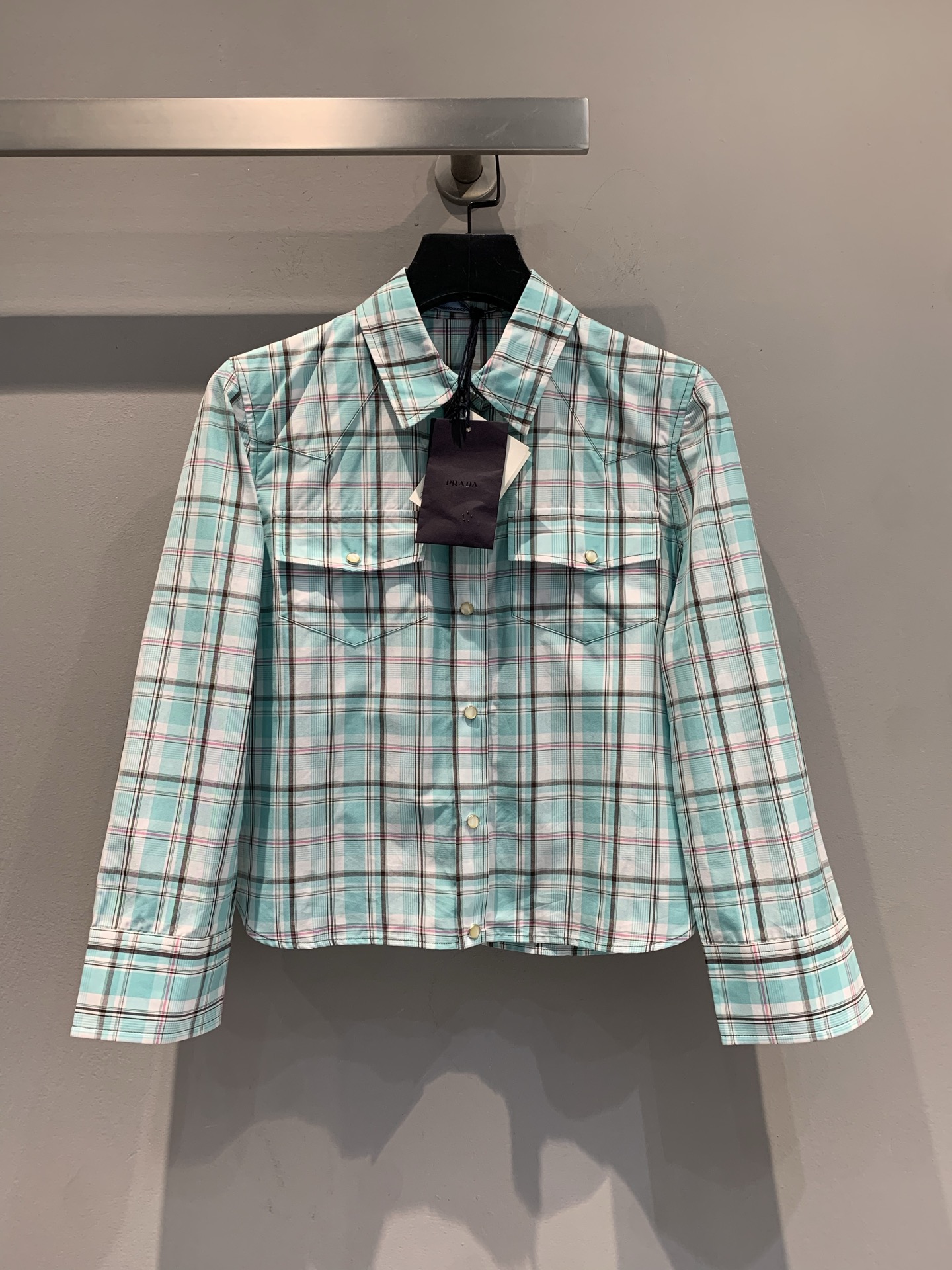 NO:438987,The new model is shipped. Original real shot. Prad 2025 spring and summer new fashionable and versatile double pocket mint green plaid shirt. Fresh mint green plaid has an oxygen sense. Short cut is super thin waist, double pocket design is retro and playful. You can use jeans and short skirts to make a single click. When you wear it, citywalk is chased and asked. Spring and summer relaxation is grasped, fashionable spirit locks this fresh critical hit~code SML, prada, skirts, jeans, shirts, alexander wang19860909新款出货啦 原版实拍 Prad2025春夏新款时髦百搭双口袋薄荷绿格纹衬衫.清新薄荷绿格纹自带氧气感,短款剪裁超显腰细,双口袋设计复古又俏皮,搭牛仔裤、短裙都能一键出片 穿去citywalk被追着问 春夏松弛感拿捏,时髦精锁死这波清新暴击～码数SML,,prada,skirts,jeans,shirts,alexander wang,Women's clothing