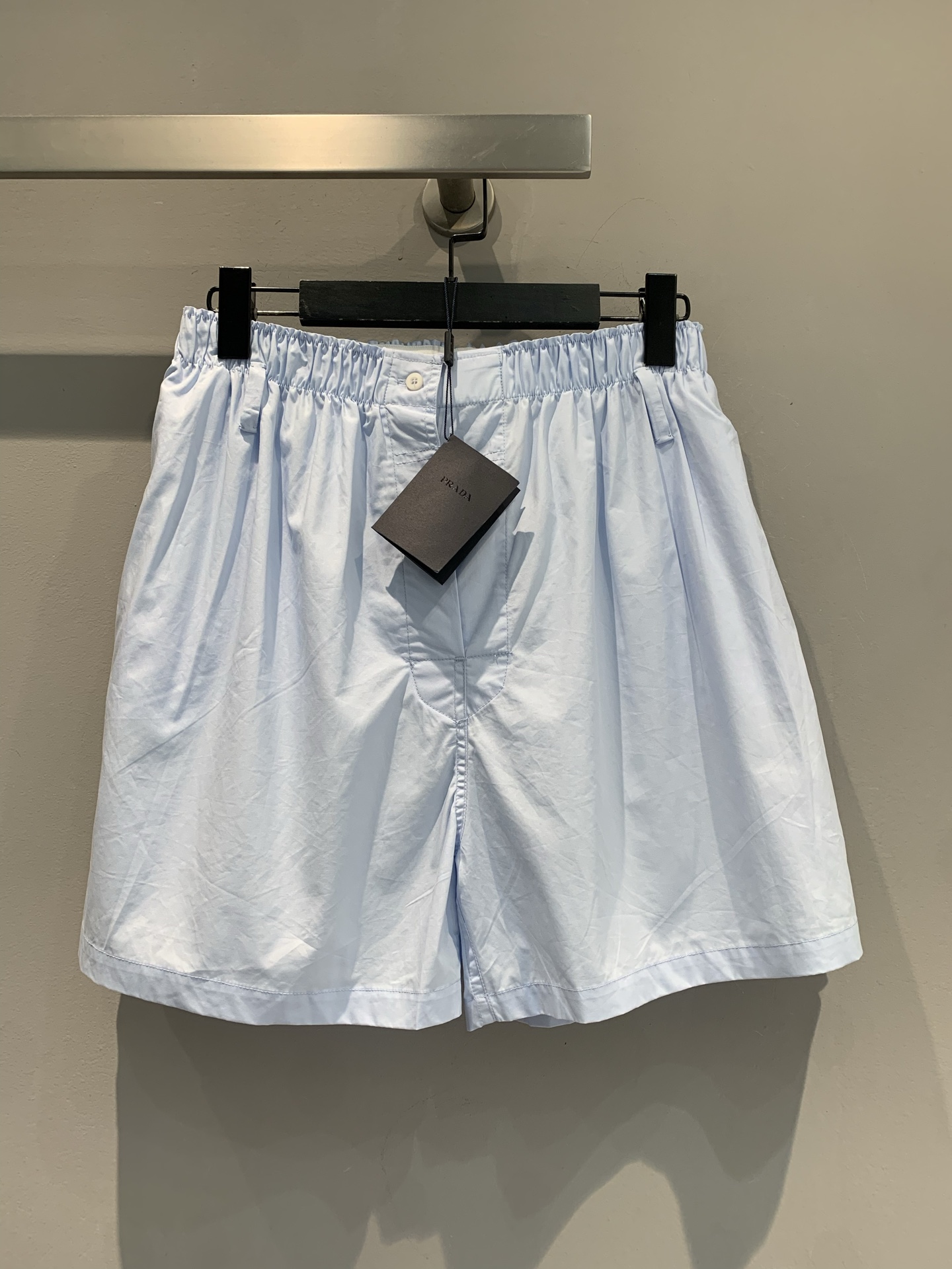 NO:417541,The new model is shipped. Original development. Prad*2025 spring and summer new small, fresh elastic waist clean shorts. It uses 100% pure cotton fabric, which is skin-friendly and comfortable and breathable. The loose style is matched with an elastic waist design, comfortable and unrestrained, and can move freely. Breathable and not stuffy, making it an excellent companion for summer travel. Whether it is walking on the street or having a casual party, it can easily show your casual and at ease, adding points to your summer look!  36 38 40, prada, shorts, alexander wang19860909新款出货啦 原版开发 Prad*2025春夏新款小清新松紧腰净色短裤.采用百分百纯棉面料,亲肤舒适,透气性佳.宽松的版型搭配松紧腰设计,舒适无束缚,活动自如.透气不闷热,是夏日出行的绝佳伴侣.无论是漫步街头还是休闲聚会,它都能让你轻松展现随性自在的魅力,为你的夏日造型加分！码数36 38 40,,prada,shorts,alexander wang,Women's clothing