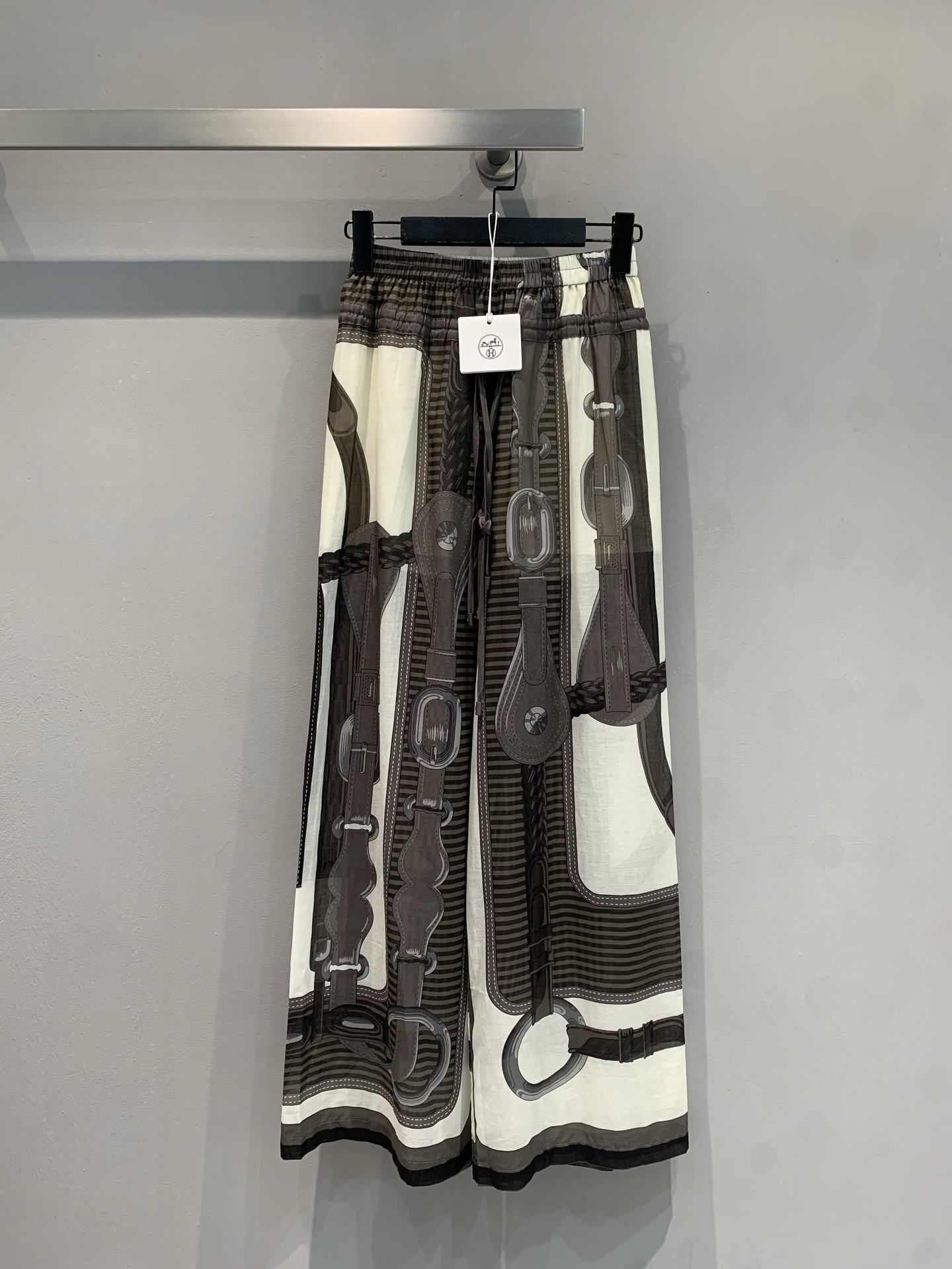 NO:419085,New model is shipped, original development Hjia 2025 spring and summer new leather buckle printed elastic waist wide-leg pants. It uses 100% pure cotton fabric, which is skin-friendly and comfortable and breathable. It breaks the routine with unique brown and white color scheme and belt printing pattern. The loose style covers the flesh and makes it look slim, and it shows a chic while walking. The drawstring design adds casualness and is suitable for a variety of occasions. Wear it, easily say goodbye to the passers-by and be the most eye-catching fashion pioneer on the street. Number 36 38 40,,alexander wang19860909新款出货啦 原版开发 H家2025春夏新款皮扣印花松紧腰阔腿裤.采用百分百纯棉面料,亲肤舒适,透气性佳.以独特的棕白配色和皮带印花图案,打破常规.宽松版型,遮肉显瘦,行走间尽显潇洒.抽绳设计增添随性,适配多种场合.穿上它,轻松告别路人感,做街头最吸睛的时尚先锋 .码数36 38 40,,alexander wang,Women's clothing