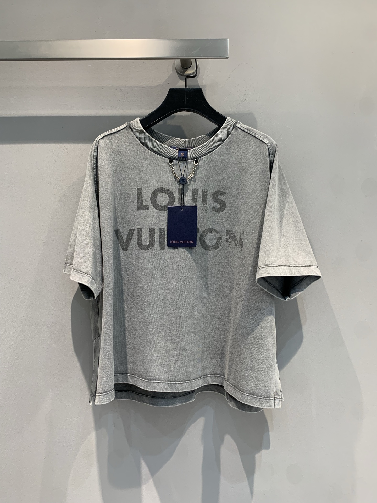 NO:419096,New models shipped l Original real shot L Home 2025 spring and summer new retro letter chain short T-shirt. Light gray tones exudes retro charm and comes with a lazy and high-end feel. The iconic 'Logo' is eye-catching, highlighting the brand style and identity. Selected pure cotton fabrics are soft and durable, fitting the skin, bringing a comfortable experience. Whether paired with casual shorts or casual jeans, they can easily create a fashionable atmosphere and are an indispensable eye-catching item in the closet of trendy experts. SML, louis vuitton, shorts, jeans, tees, t-shirt, alexander wang19860909新款出货啦l 原版实拍 L家2025春夏新款复古字母链条短款T恤.浅灰色调,散发复古韵味,自带慵懒高级感.标志性“Logo”字样醒目呈现,彰显品牌格调与身份.精选纯棉面料,质感柔软且耐穿,贴合肌肤,带来自在体验.无论是搭配休闲短裤,还是随性牛仔裤,都能轻松营造时尚氛围,是潮流达人衣橱里不可或缺的吸睛单品.码数SML,,louis vuitton,shorts,jeans,tees，t-shirt,alexander wang,Women's clothing