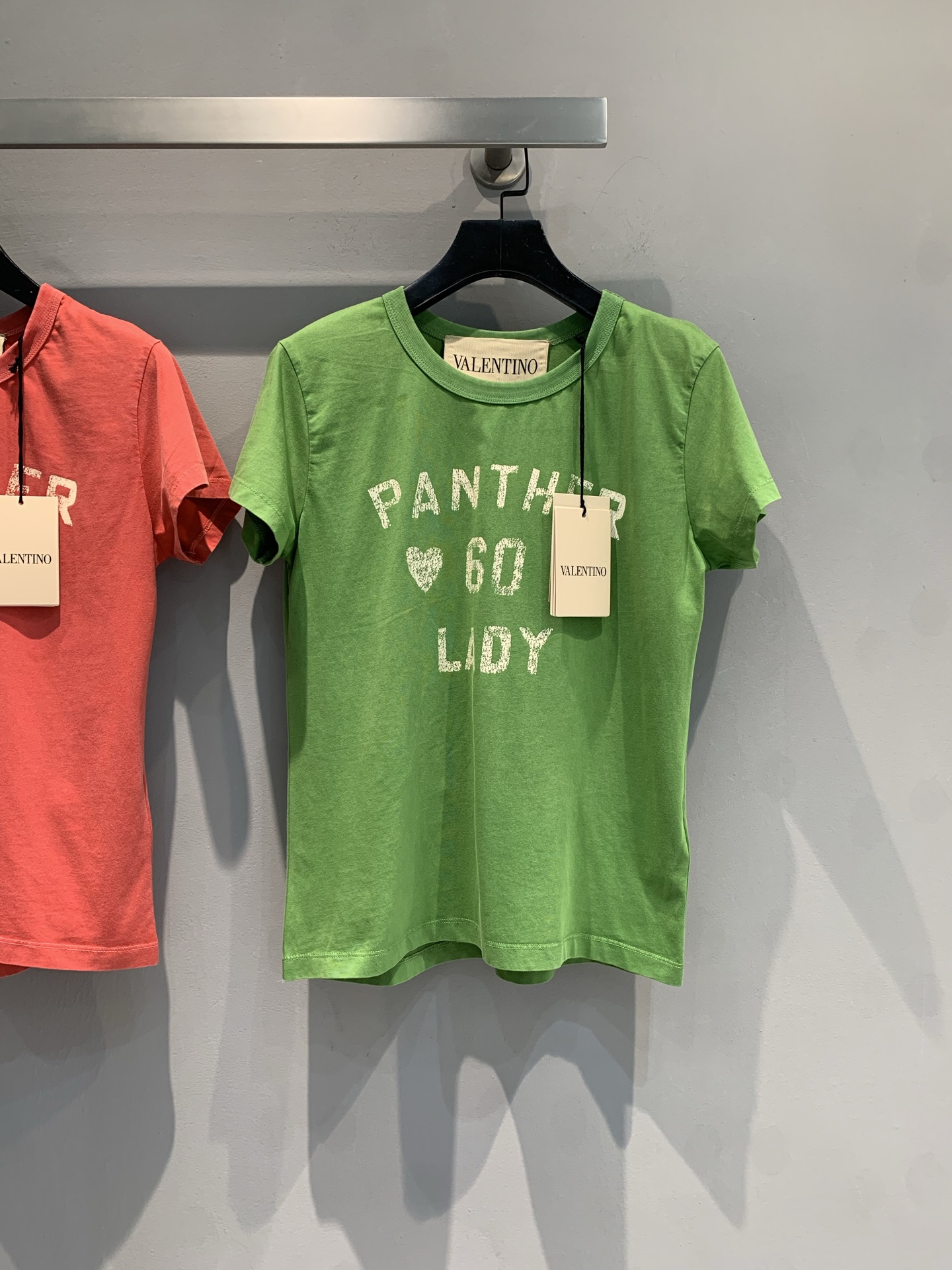 NO:419117,New models are shipped. Original development Val*2025 spring and summer new letter love printed short cotton T-shirt. Selected high-quality pure cotton fabrics, soft and comfortable, breathable and skin-friendly. The unique 'PANTHER 60 LIDY' printing design breaks the convention and shows personality attitude. The green model is full of vitality and the red model is passionate and unrestrained. No matter which one, it can easily become the focus of the outfit. Whether it is a casual jeans walking on the street or a delicate suit to attend a fashion party, it can be perfectly adapted to help you easily control different styles. SML, jeans, tees, t-shirt, business suit, alexander wang19860909新款出货啦 原版开发 Val*2025春夏新款字母爱心印花短款纯棉T恤.精选优质纯棉面料,柔软舒适,透气亲肤,独特的 “PANTHER 60 LIDY” 印花设计,打破常规,彰显个性态度,绿色款活力满满,红色款热情奔放,无论哪一款,都能轻松成为穿搭焦点.无论是搭配休闲牛仔裤漫步街头,还是外搭精致小西装出席时尚聚会,它都能完美适配,助你轻松驾驭不同风格.码数SML,,jeans,tees，t-shirt,business suit,alexander wang,Women's clothing