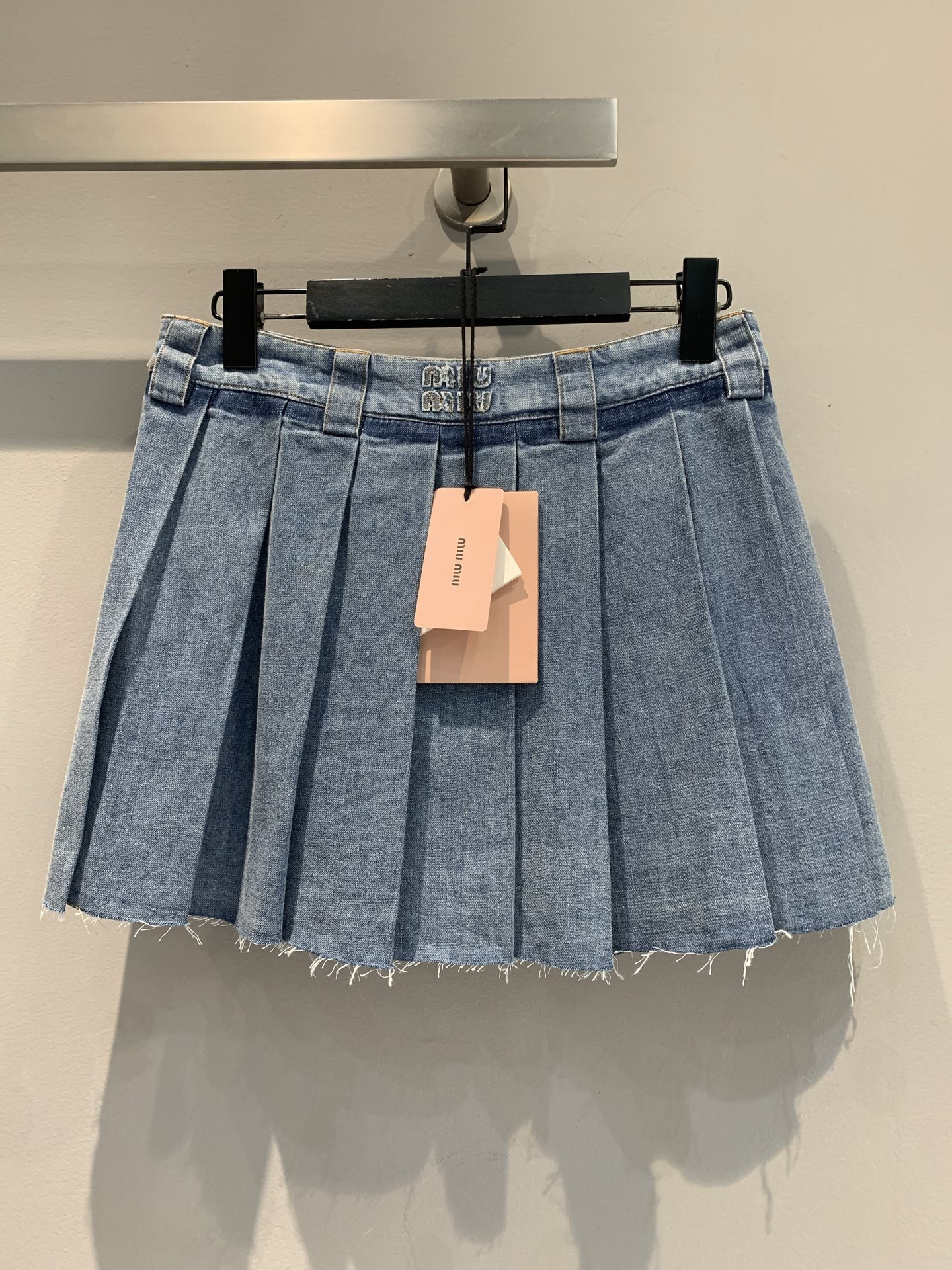 NO:419095,New models are shipped. Original development. Miumi*2025 spring and summer new retro letter embroidered denim pleated skirt. It uses imported denim jean fabric with high-quality texture. The style is crisp. Light blue denim fabric has a freshness. Every pleat hides playfulness. The breasted details add an unruly attitude. Whoever wears it is a campus sweetheart or a street hot girl. Whether it is matched with a simple white T-T-T-T-T-T-T-T-T-T-T-T-T-T-T-T-T-T-T-T-T-T-T-T-T-T-T-T-T-T-T-T-T-T-T-T-T-T-T-T-T-T-T-T-T-T-T-T-T-T-T-T-T-T-T-T-T-T-T-T-T-T-T-T-T-T-T-T-T-T-T-T-T-T-T-T-T-T-T-T-T-T-T-T-T-T-T-T-T-T-T-T-T-T-T-T-T-T-T-T-T-T-T-T-T-T-T-T-T-T-T-T-T-T-T-T-T-T-T-T-T-T-T-T-T-T-T-T-T-T-T-T-T-T-T-T-T-T-T-T-T-T-T-T-T-T-T-T-T-T-T-T-T-T-T-T-T-T-T-T-T-T-T-T-T-T-T-T-T-T-T-T-T-T-T-T-T-T-T-T-T-T-T-T-T-T-T-T-T-T-T-T-T-T-T-T-T-T-T  SML, miumiu, skirts, alexander wang19860909新款出货啦 原版开发 Miumi*2025春夏新款复古字母刺绣丹宁牛仔百褶半裙.采用进口丹宁牛仔面料,质感高级.版型挺括.浅蓝色牛仔面料,自带清新感,每一道褶子都藏着俏皮.毛边细节增添不羁态度,谁穿谁是校园甜心、街头辣妹.无论是搭配简约白T还是个性短上衣,都能轻松拿捏时尚感,解锁你的专属青春style！码数SML,,miumiu,skirts,alexander wang,Women's clothing