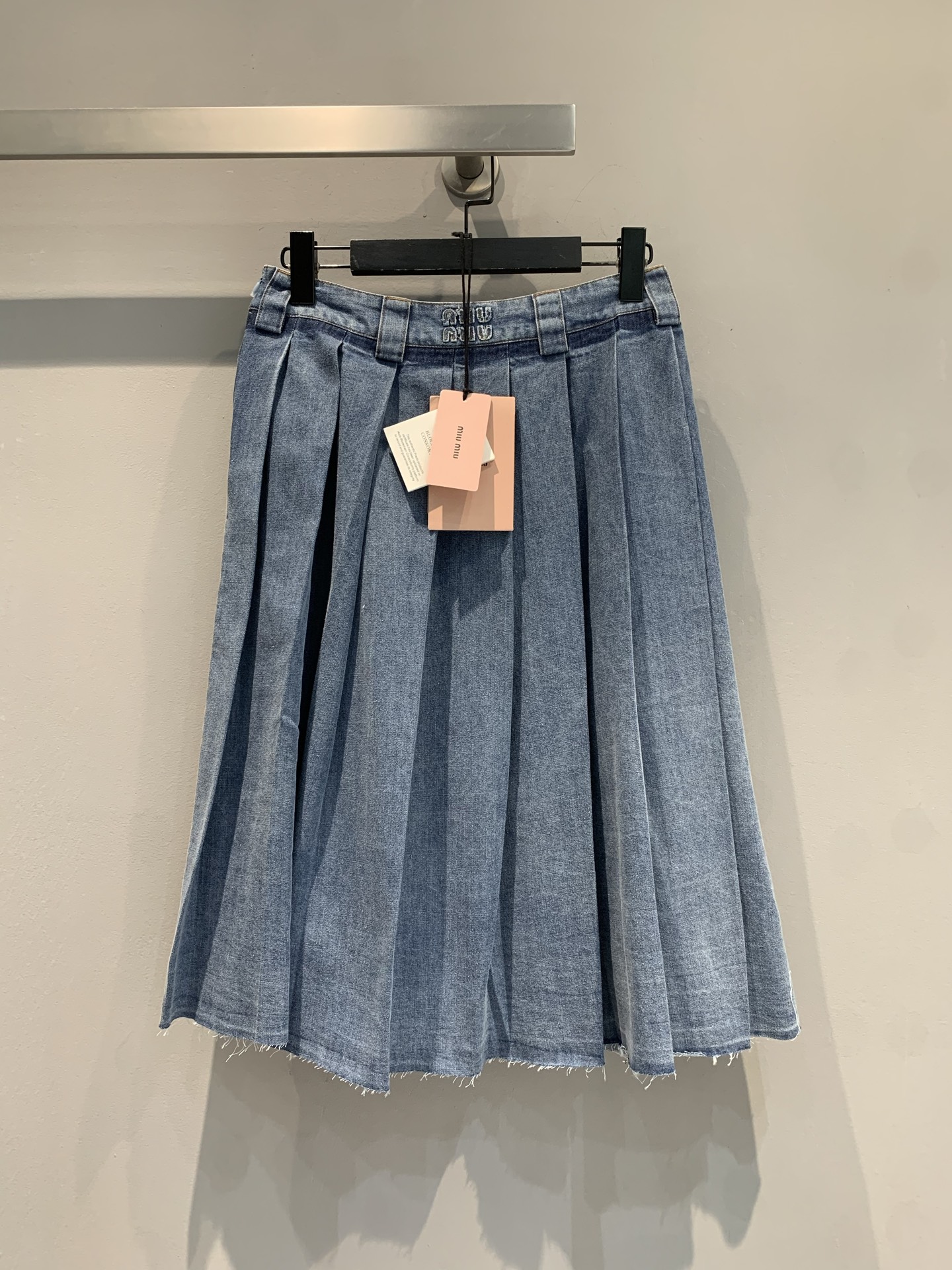 NO:419106,New models are shipped. Original development. Miumi*2025 spring and summer new retro letter embroidered denim pleated skirt. It uses imported denim jean fabric with high-quality texture. The style is crisp. Light blue denim fabric has a freshness. Each pleat hides playfulness. The breasted details add an unruly attitude. Whoever wears it is a campus sweetheart or a street hot girl. Whether it is matched with a simple white T-T-T-T-T-T-T-T-T-T-T-T-T-T-T-T-T-T-T-T-T-T-T-T-T-T-T-T-T-T-T-T-T-T-T-T-T-T-T-T-T-T-T-T-T-T-T-T-T-T-T-T-T-T-T-T-T-T-T-T-T-T-T-T-T-T-T-T-T-T-T-T-T-T-T-T-T-T-T-T-T-T-T-T-T-T-T-T-T-T-T-T-T-T-T-T-T-T-T-T-T-T-T-T-T-T-T-T-T-T-T-T-T-T-T-T-T-T-T-T-T-T-T-T-T-T-T-T-T-T-T-T-T-T-T-T-T-T-T-T-T-T-T-T-T-T-T-T-T-T-T-T-T-T-T-T-T-T-T-T-T-T-T-T-T-T-T-T-T-T-T-T-T-T-T-T-T-T-T-T-T-T-T-T-T-T-T-T-T-T-T-T-T-T-T-T-T-T-T  SML, miumiu, skirts, alexander wang19860909新款出货啦 原版开发 Miumi*2025春夏新款复古字母刺绣丹宁牛仔百褶长半裙.采用进口丹宁牛仔面料,质感高级.版型挺括.浅蓝色牛仔面料,自带清新感,每一道褶子都藏着俏皮.毛边细节增添不羁态度,谁穿谁是校园甜心、街头辣妹.无论是搭配简约白T还是个性短上衣,都能轻松拿捏时尚感,解锁你的专属青春style！码数SML,,miumiu,skirts,alexander wang,Women's clothing