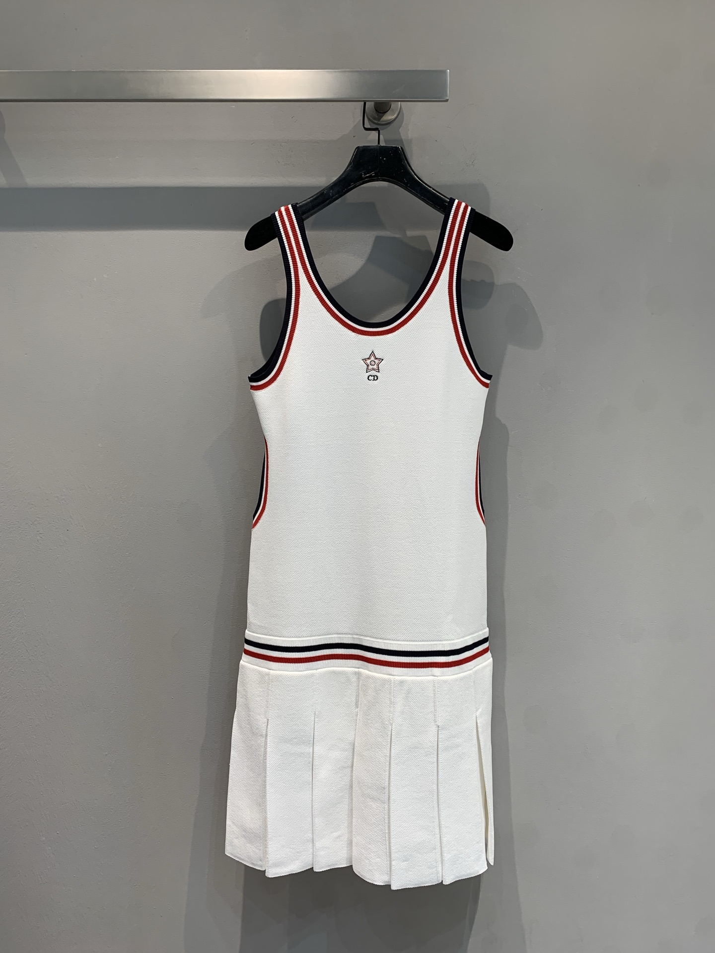 NO:420925,New models are shipped. Original development CD2025 spring and summer new tennis series webbing contrasting suspender dress. It uses original custom fabric. Two-color webbing is spliced, which is very time-consuming and material-intensive. The iconic 'CHRISTIAN DIOR' highlights the brand style and tells the luxury in the details. The unique hollow design adds avant-garde atmosphere and reveals charming shoulder and arm lines; the pleated skirt hem is lively and flowing, and every step is swaying. Whether it is sports and fitness, or urban travel, you can easily control it, allowing you to stand out from the crowd and interpret a unique elegance and simplicity. Number 36 38 40,,dior,skirts,alexander wang19860909新款出货啦 原版开发 CD2025春夏新网球系列织带撞色吊带连衣裙.采用原版定制面料.双色织带拼接,非常费时费料.标志性“CHRISTIAN DIOR”字样彰显品牌格调,于细节处诉说奢华底蕴.独特镂空设计,增添前卫气息,展露迷人肩臂线条；百褶裙摆灵动飘逸,每一步都摇曳生姿.无论是运动健身,还是都市出行,皆能轻松驾驭,让你在人群中脱颖而出,演绎别样优雅与率性.码数36 38 40,,dior,skirts,alexander wang,Women's clothing