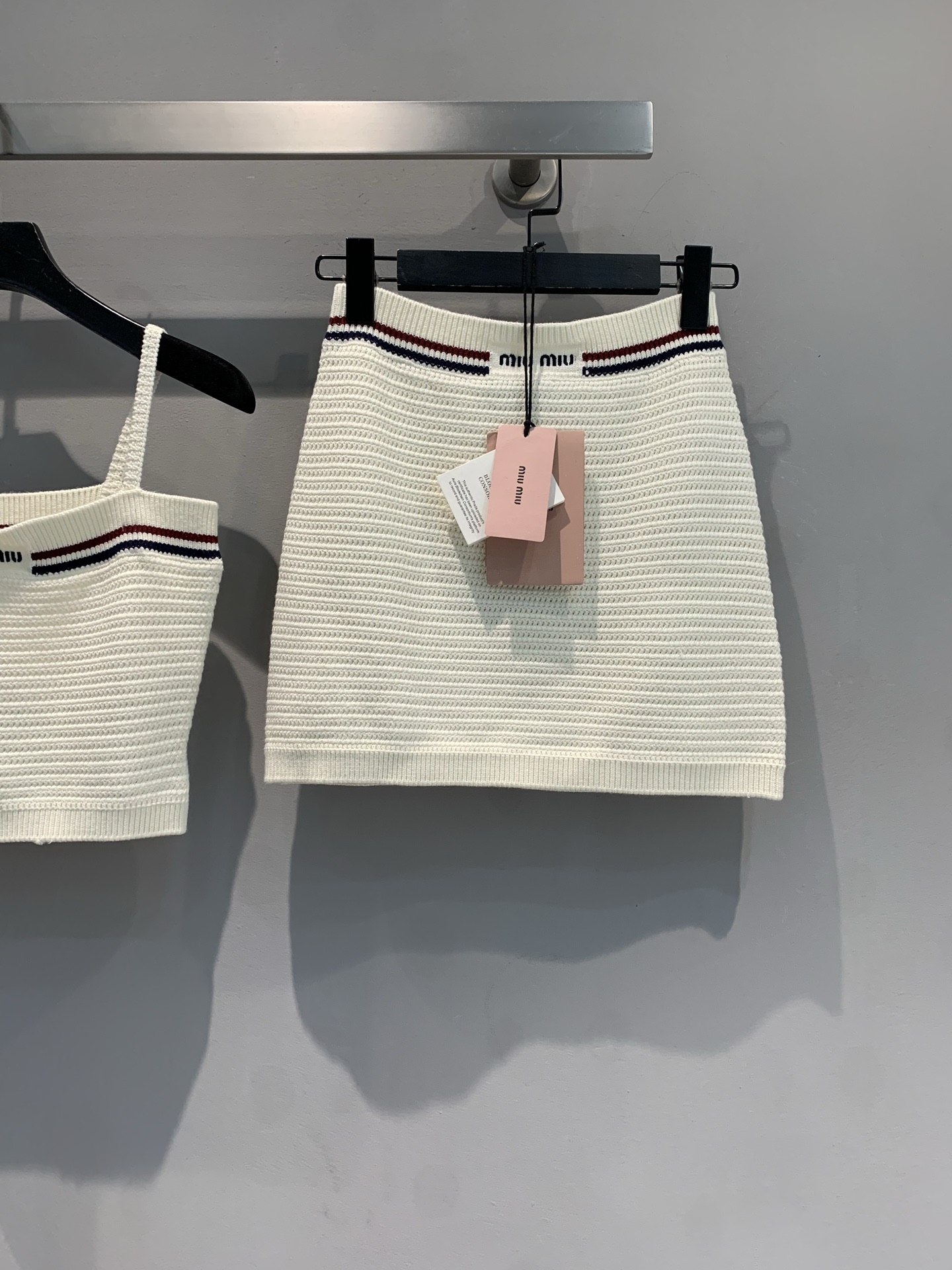 NO:420959,The new model is shipped. Original development. Miumi*2025 spring and summer new letter logo pit knitted skirt. It uses cotton-elastic blended fabric, with delicate texture, skin-friendly and breathable. Imported machine knitting technology. The delicate knitted texture shows the gentle texture, with red, black and blue contrasting stripes at the waist and brand logo embellishment, playful and exquisite. The same series of suspenders, shoulder straps and necklines echo the design, outlining the graceful shoulder and neckline. Wear it, whether you are going to a summer party or strolling in a trendy neighborhood, you can easily grasp the sweet and cool atmosphere and be an undefined fashion protagonist. SML, miumiu, skirts, alexander wang19860909新款出货啦 原版开发 Miumi*2025春夏新款字母logo坑条针织半裙.采用棉纶混纺面料,质感细腻,亲肤透气.进口机针织工艺.细腻针织纹理尽显温柔质感,腰际红黑蓝撞色条纹与品牌标识点缀,俏皮中不失精致.同系列吊带,肩带与领口呼应设计,勾勒曼妙肩颈线条.穿上它,无论是奔赴夏日派对,还是漫步潮流街区,都能轻松拿捏甜酷氛围感,做不被定义的时尚主角.码数SML,,miumiu,skirts,alexander wang,Women's clothing