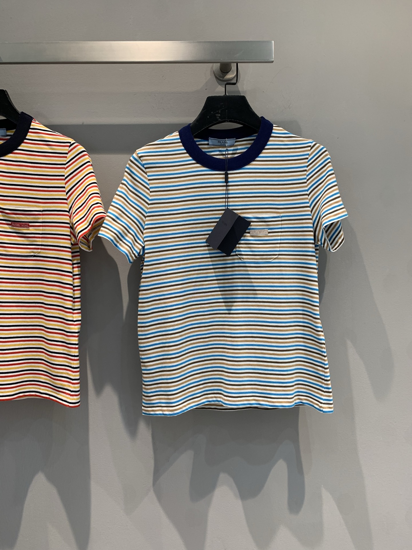 NO:420984,The new model is shipped. Original development Prad*2025 spring and summer new navy striped contrasting cotton short-sleeved T-shirt. It uses 100% pure cotton fabric, which is skin-friendly and comfortable and has good breathability. The three-color stripes are intertwined, as dazzling as the scorching sun in summer, and are a sharp weapon on the street; the navy neckline design adds a bit of casual elegance. Whether it is walking on the street with jeans or enjoying holidays with shorts, you can easily grasp the sense of fashion and create a colorful look that belongs to the summer. SML, prada, shorts, jeans, T-shirt, tees, t-shirt, alexander wang19860909新款出货啦 原版开发 Prad*2025春夏新款海军风条纹撞色纯棉短袖T恤.采用百分百纯棉面料,亲肤舒适,透气性佳.三色条纹交织,如夏日骄阳般耀眼,是街头吸睛利器；海军风领口设计,更添几分随性优雅.无论是搭配牛仔裤漫步街头,还是配短裤享受假日,都能轻松拿捏时尚感,为你打造独属于夏日的缤纷造型.码数SML,,prada,shorts,jeans,T-shirt,tees，t-shirt,alexander wang,Women's clothing