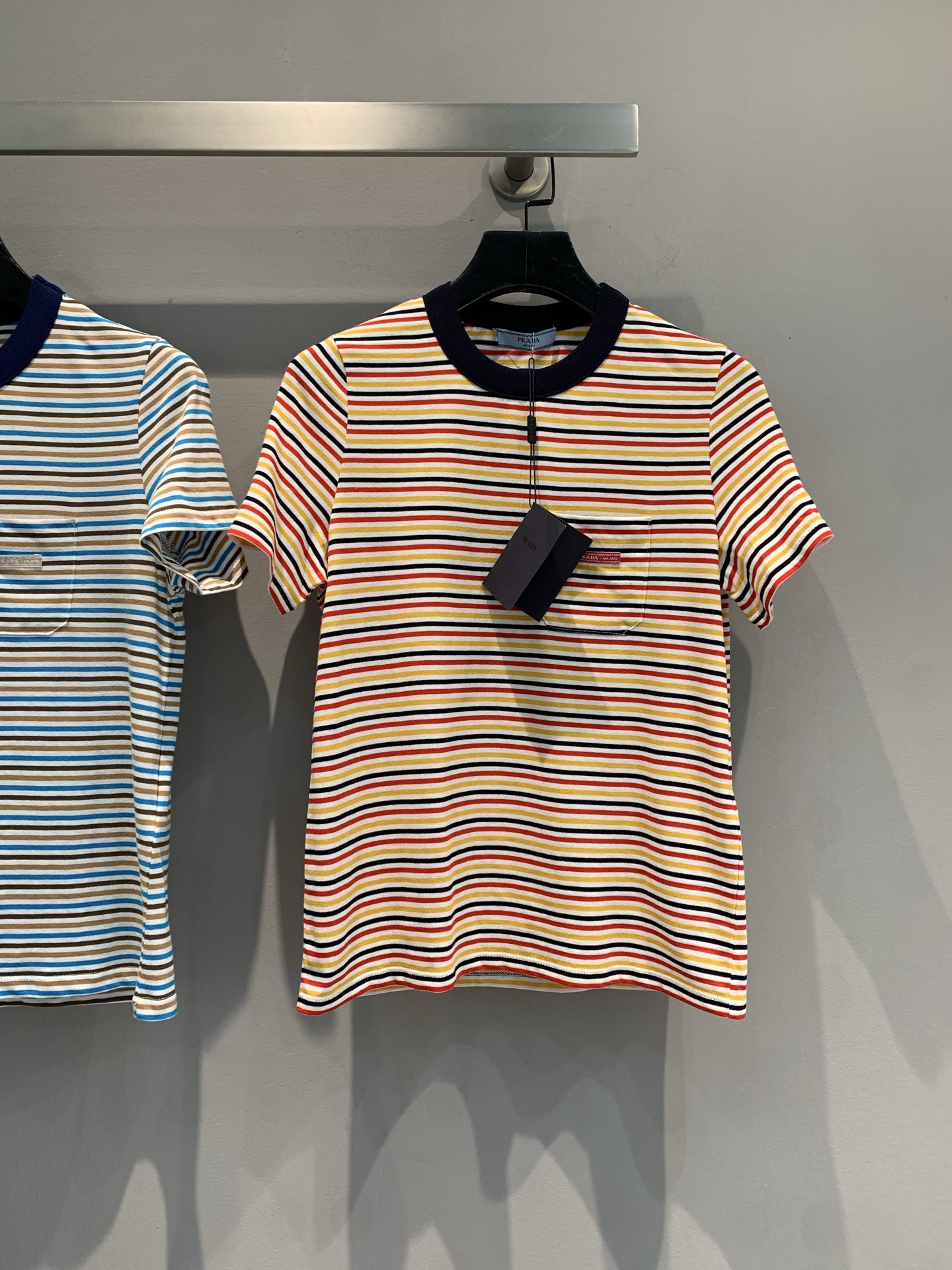 NO:420968,The new model is shipped. Original development Prad*2025 spring and summer new navy striped contrasting cotton short-sleeved T-shirt. It uses 100% pure cotton fabric, which is skin-friendly and comfortable and has good breathability. The three-color stripes are intertwined, as dazzling as the scorching sun in summer, and are a sharp weapon on the street; the navy neckline design adds a bit of casual elegance. Whether it is walking on the street with jeans or enjoying holidays with shorts, you can easily grasp the sense of fashion and create a colorful look that belongs to the summer. SML, prada, shorts, jeans, T-shirt, tees, t-shirt, alexander wang19860909新款出货啦 原版开发 Prad*2025春夏新款海军风条纹撞色纯棉短袖T恤.采用百分百纯棉面料,亲肤舒适,透气性佳.三色条纹交织,如夏日骄阳般耀眼,是街头吸睛利器；海军风领口设计,更添几分随性优雅.无论是搭配牛仔裤漫步街头,还是配短裤享受假日,都能轻松拿捏时尚感,为你打造独属于夏日的缤纷造型.码数SML,,prada,shorts,jeans,T-shirt,tees，t-shirt,alexander wang,Women's clothing