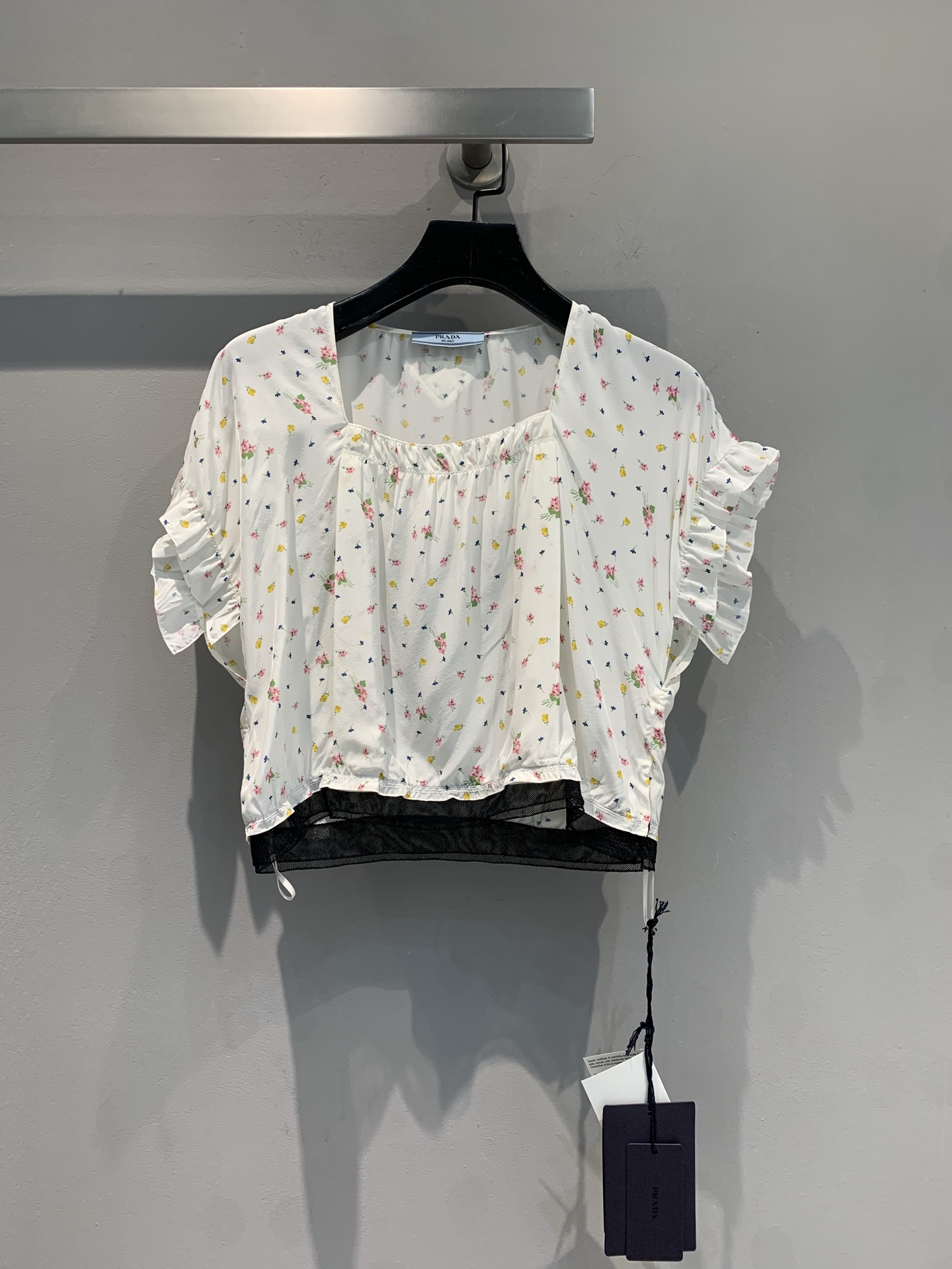 NO:444631,New style is shipped. Original real shot. Prad*2025 summer new fresh floral U-neck silk top. It uses mulberry silk blend fabric, with delicate texture, light and comfortable. The U-neck outlines the collarbone, the lotus leaf sleeves hide the sweetness, the full flower is lively and romantic~ The short design is paired with high-waisted pants/skirts, with a one-second elongation ratio, with a slack French feel. When worn, it seems to wear 'Southern French Holiday' on your body. It is lazy and fashionable, and it is a must-have atmosphere in summer to kill single items. SML, prada, skirts, real silk, alexander wang19860909新款出货啦 原版实拍 Prad*2025夏季新款小清新碎花U领真丝上衣.采用桑蚕丝混纺面料,质感细腻,轻盈舒适.U型领勾勒锁骨,荷叶袖藏着清甜,满幅小花灵动又浪漫～短款设计搭高腰裤/裙,一秒拉长比例,自带松弛法式感,穿上仿佛把“南法假日”穿在身上,慵懒又时髦,是夏天必备的氛围杀单品码数SML,,prada,skirts,real silk,alexander wang,Women's clothing