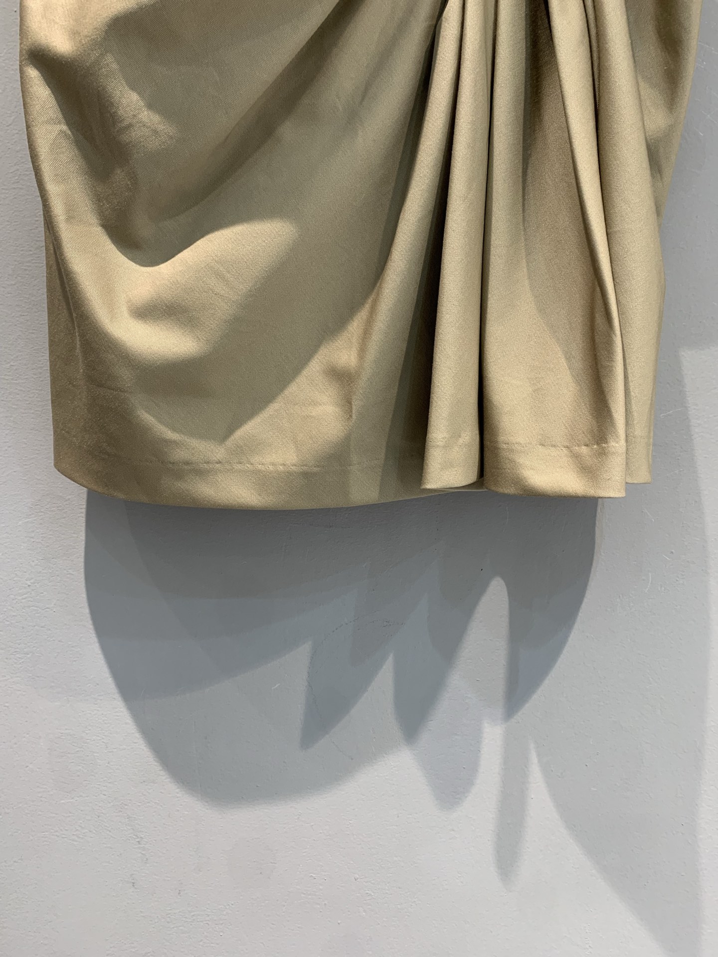 新款🔥出货啦📢 原版开发 Loew*2025春夏新款时髦百搭皮牌褶皱半裙。采用真丝棉混纺面料，质感细腻，