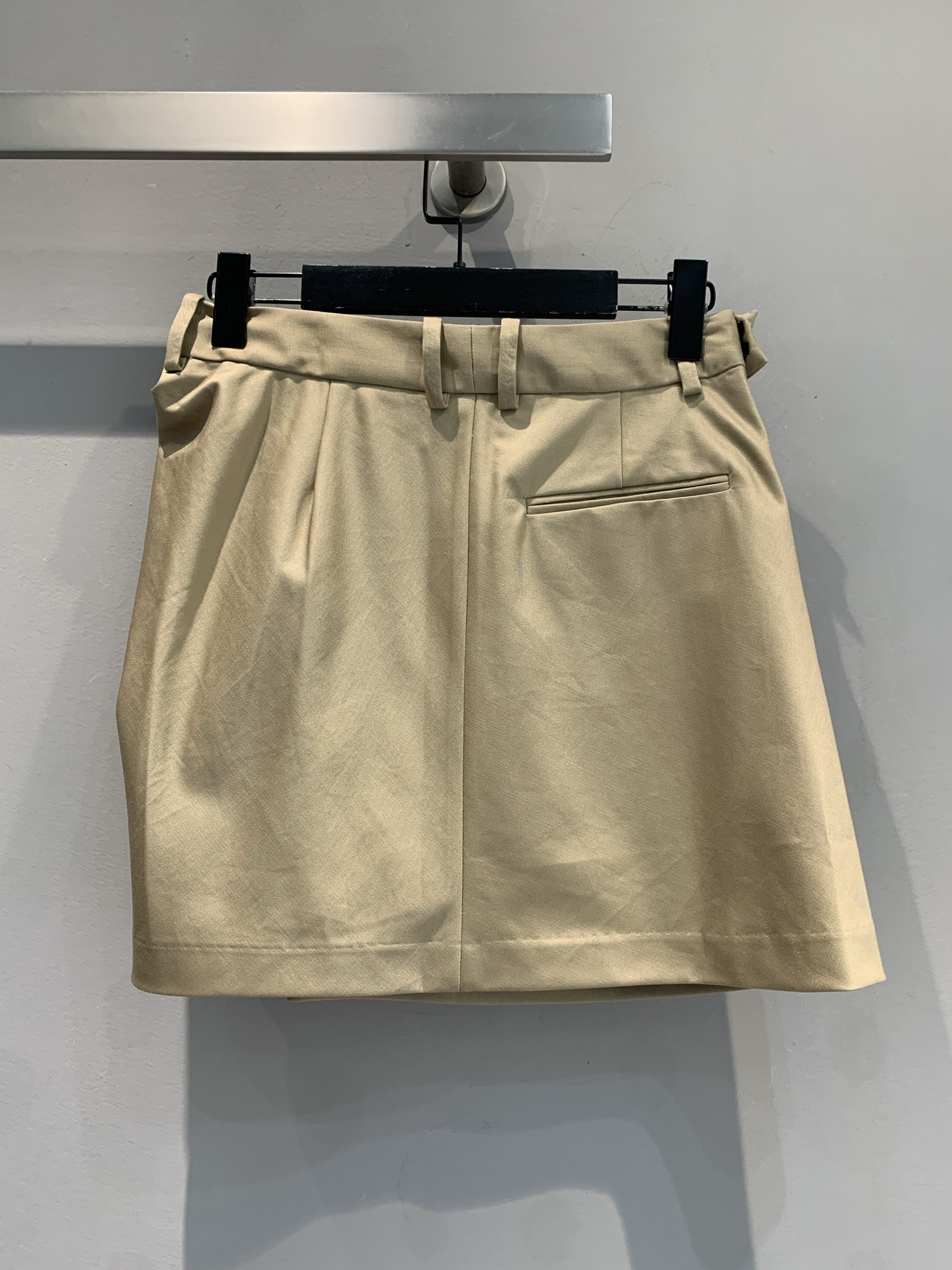 新款🔥出货啦📢 原版开发 Loew*2025春夏新款时髦百搭皮牌褶皱半裙。采用真丝棉混纺面料，质感细腻，