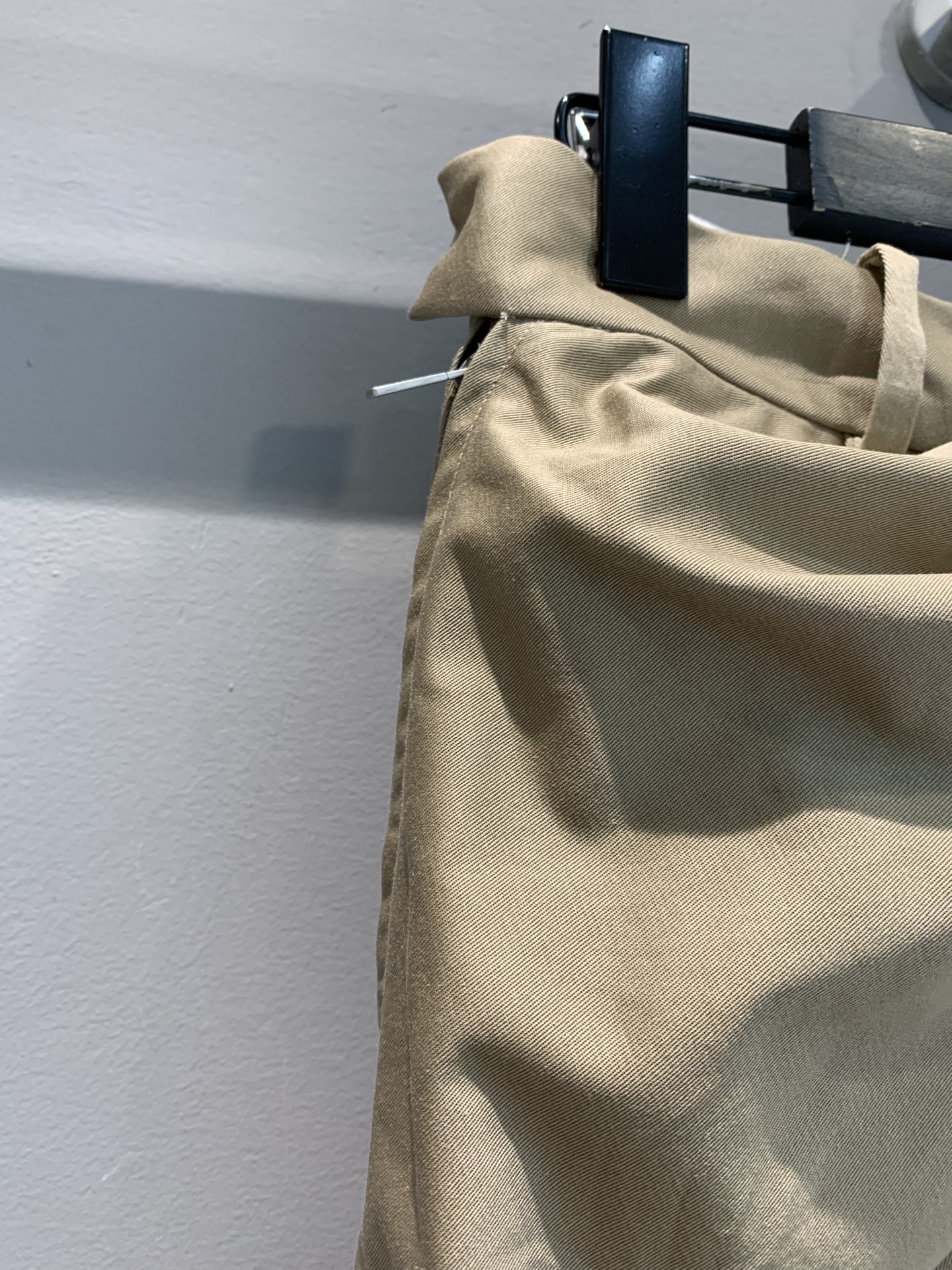 新款🔥出货啦📢 原版开发 Loew*2025春夏新款时髦百搭皮牌褶皱半裙。采用真丝棉混纺面料，质感细腻，