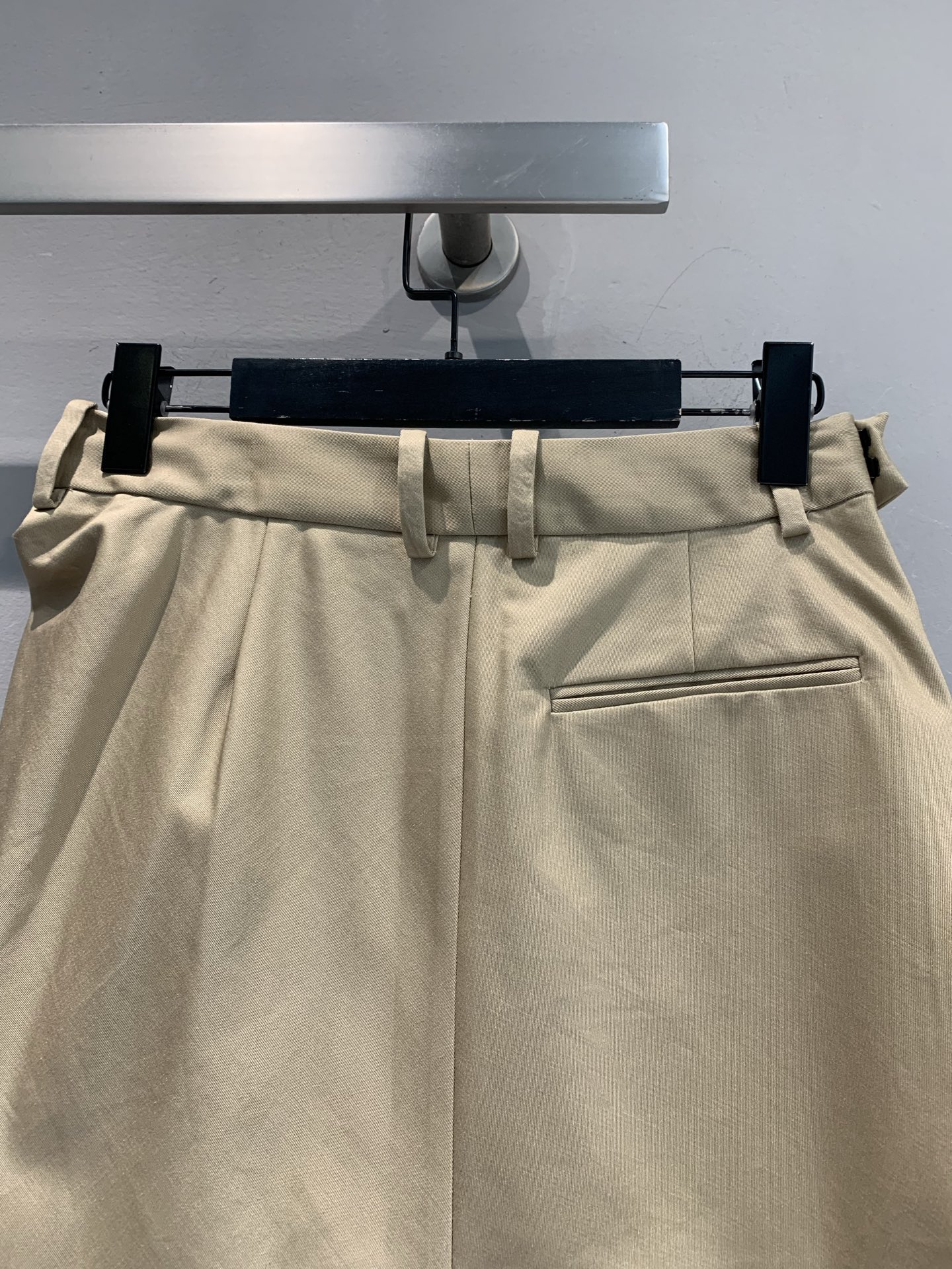 新款🔥出货啦📢 原版开发 Loew*2025春夏新款时髦百搭皮牌褶皱半裙。采用真丝棉混纺面料，质感细腻，