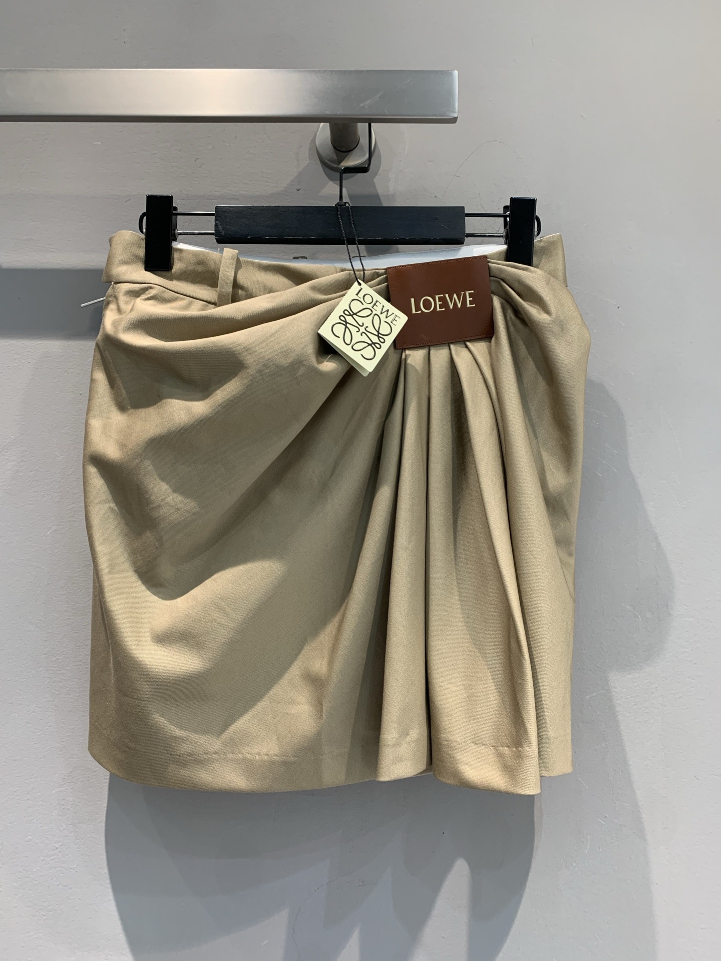 NO:420907,New style is shipped, original development Loew*2025 spring and summer new fashionable and versatile leather brand pleated skirt. It uses silk cotton blended fabric, with delicate texture and crisp style. It breaks the convention with a unique pleated design and carves a fashionable attitude in simplicity. The irregular skirt is agile and swaying, outlining a unique line aesthetic. Every pleat is a unique brushstroke, drawing a fashionable picture that blends elegance and personality. The upper body instantly unlocks a high-end atmosphere. Whether it is walking on the streets of the city or going to fashion parties, it can become the focus and demonstrate a unique pioneering taste. SML, loewe, skirts, real silk, alexander wang19860909新款出货啦 原版开发 Loew*2025春夏新款时髦百搭皮牌褶皱半裙.采用真丝棉混纺面料,质感细腻,版型挺括.以独特褶皱设计打破常规,于简约中雕琢时尚态度.不规则裙摆灵动摇曳,勾勒出别具一格的线条美学.每一处褶痕,都是匠心独运的笔触,绘就优雅与个性交融的时尚画卷.上身瞬间,解锁高级氛围感,无论是漫步都市街头,还是出入时尚派对,皆能成为焦点,彰显独树一帜的先锋品味.码数SML,,loewe,skirts,real silk,alexander wang,Women's clothing