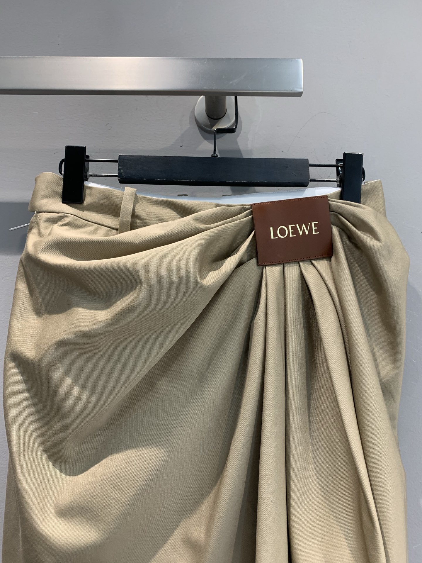 新款🔥出货啦📢 原版开发 Loew*2025春夏新款时髦百搭皮牌褶皱半裙。采用真丝棉混纺面料，质感细腻，