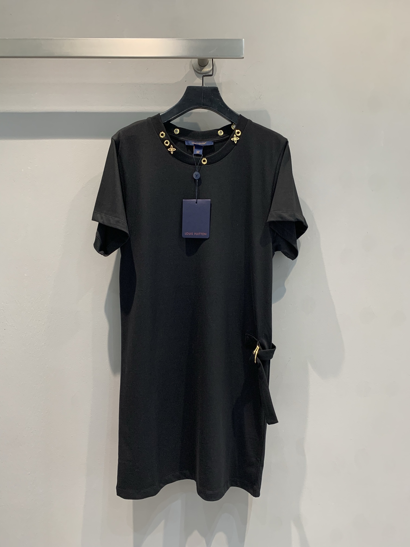 NO:424508,New model is shipped. Original development. Ljia's new retro metal decorative round neck short-sleeved dress in spring and summer. It uses 100% pure cotton fabric, which is skin-friendly and comfortable and breathable. The exquisite gold metal decoration at the neckline cleverly breaks the monotony and shows the luxurious style. The unique lace-up design on the side adds agile details and outlines the graceful figure. Whether it is daily going out or important social occasions, it allows you to easily interpret French style and interpret a unique fashion attitude. SML, louis vuitton, skirts, T-shirt, alexander wang19860909新款出货啦 原版开发 L家2025春夏新款复古金属装饰圆领短袖连衣裙.采用百分百纯棉面料,亲肤舒适,透气性佳.领口处精致的金色金属装饰,巧妙打破单调,彰显奢华格调.侧边独特的系带设计,增添灵动细节,勾勒曼妙身姿.无论是日常出街,还是重要社交场合,它都能让你轻松演绎法式风情,诠释独树一帜的时尚态度.码数SML,,louis vuitton,skirts,T-shirt,alexander wang,Women's clothing