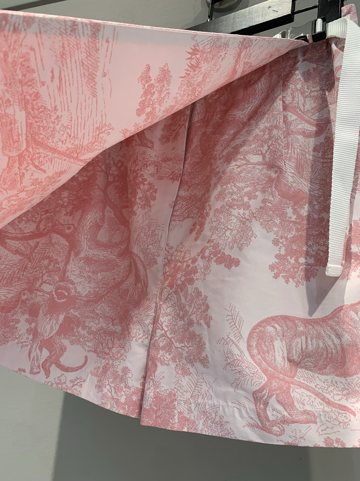 新款🔥出货啦📢 原版开发 CD2025春夏新款名媛风丛林动物印花腰扣裤裙。采用原版定制面料，质感高级 版