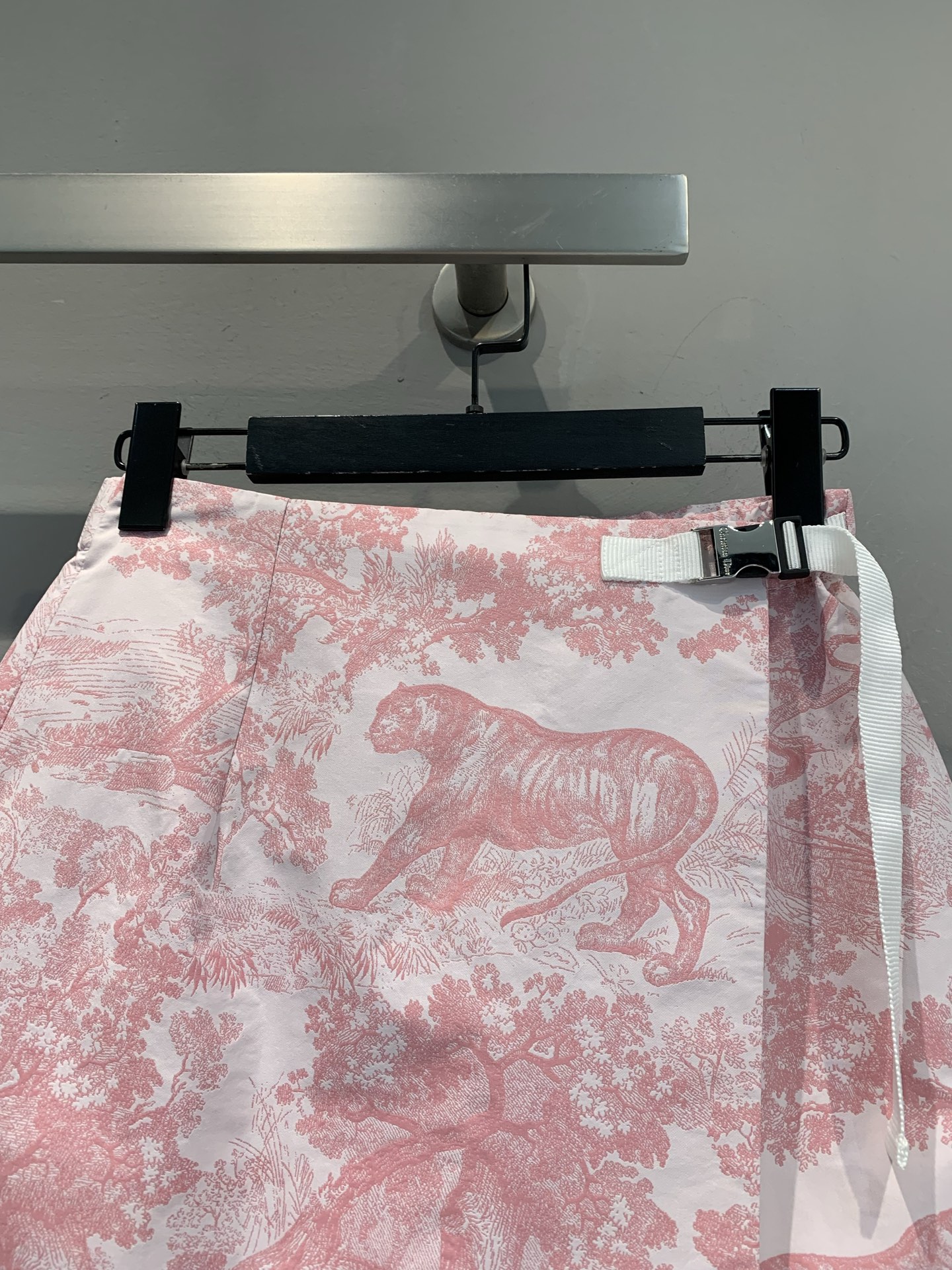 新款🔥出货啦📢 原版开发 CD2025春夏新款名媛风丛林动物印花腰扣裤裙。采用原版定制面料，质感高级 版